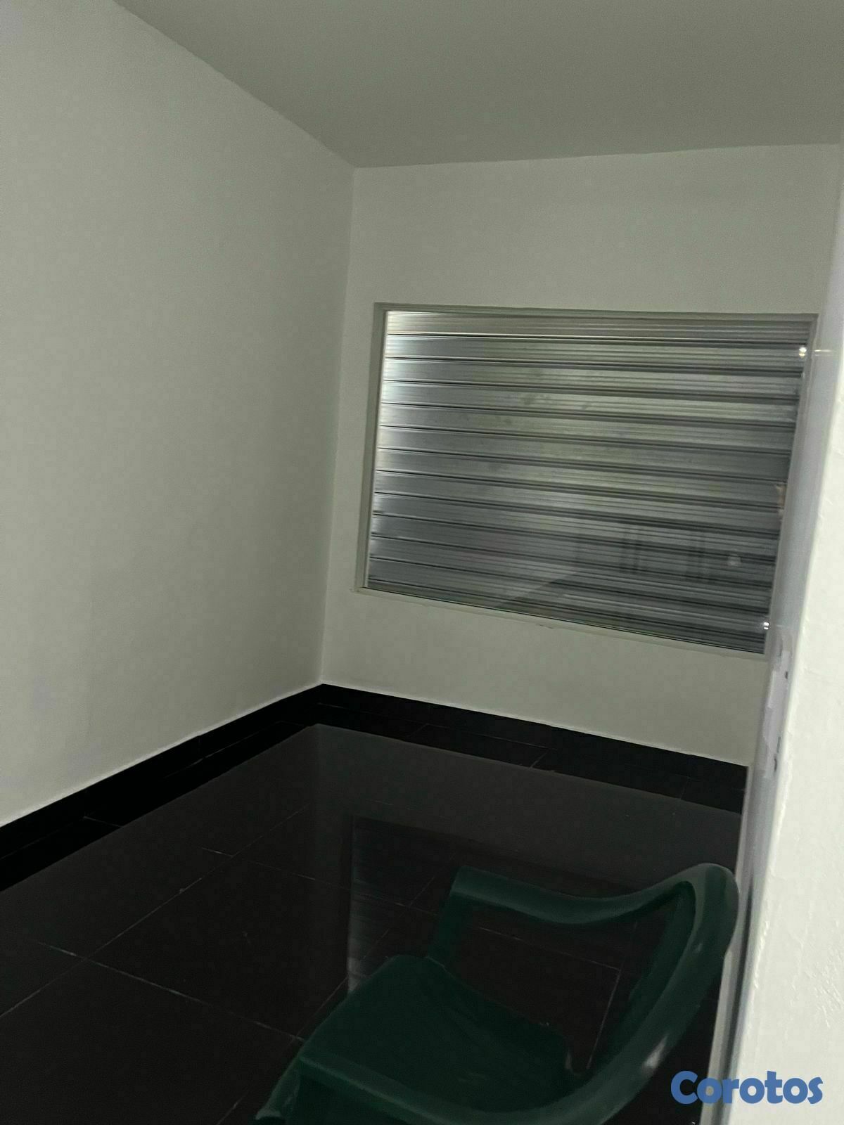 oficinas y locales comerciales - En La Enriquillo AMPLIO local de 240mts 4 parqueos 5