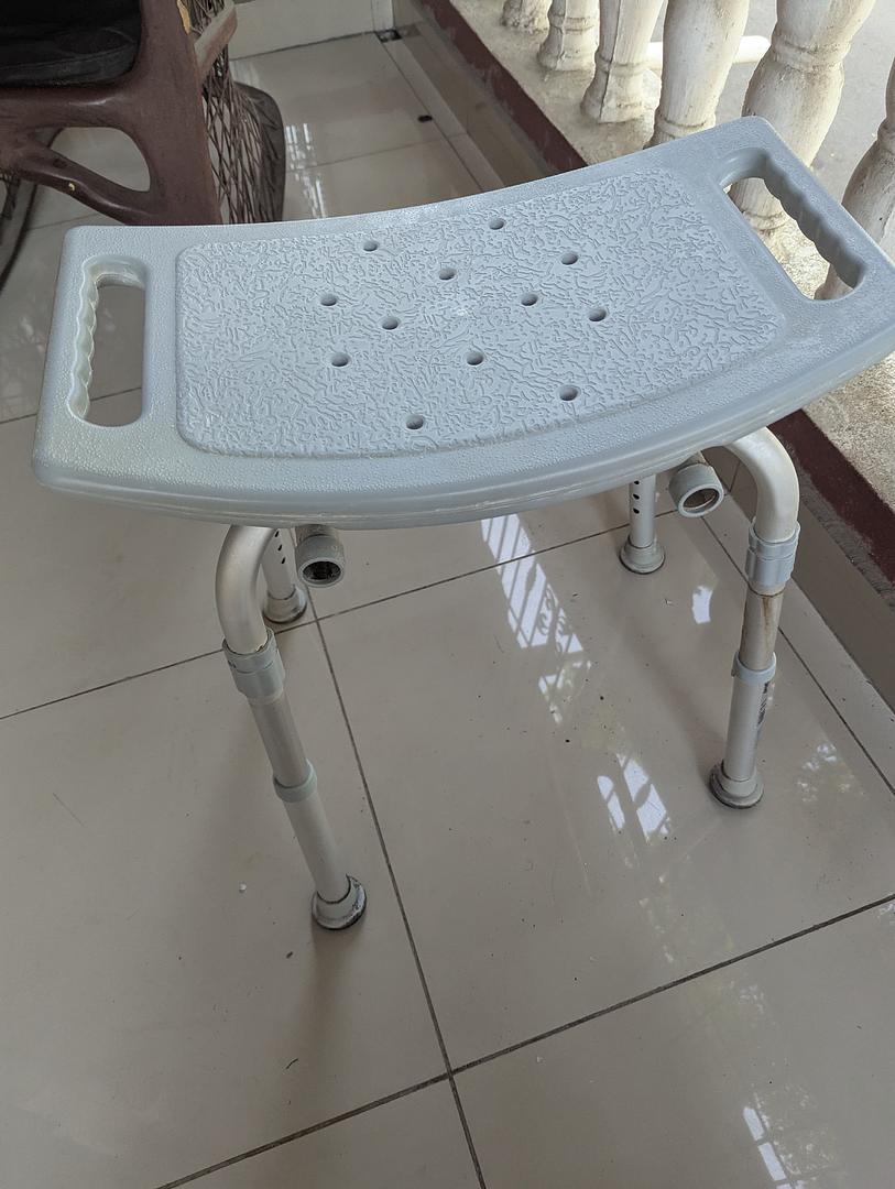 muebles y colchones - SILLA DE METAL Y PLÁSTICO NO TIENE EL ESPALDAR  0