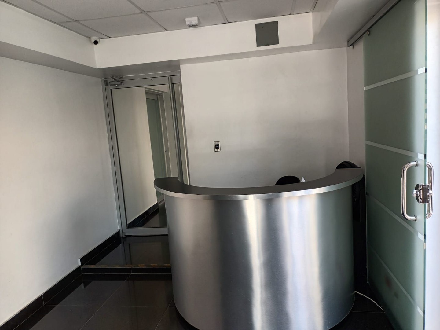 oficinas y locales comerciales - Los Prados 1er nivel 60m2 1 parqueo  2