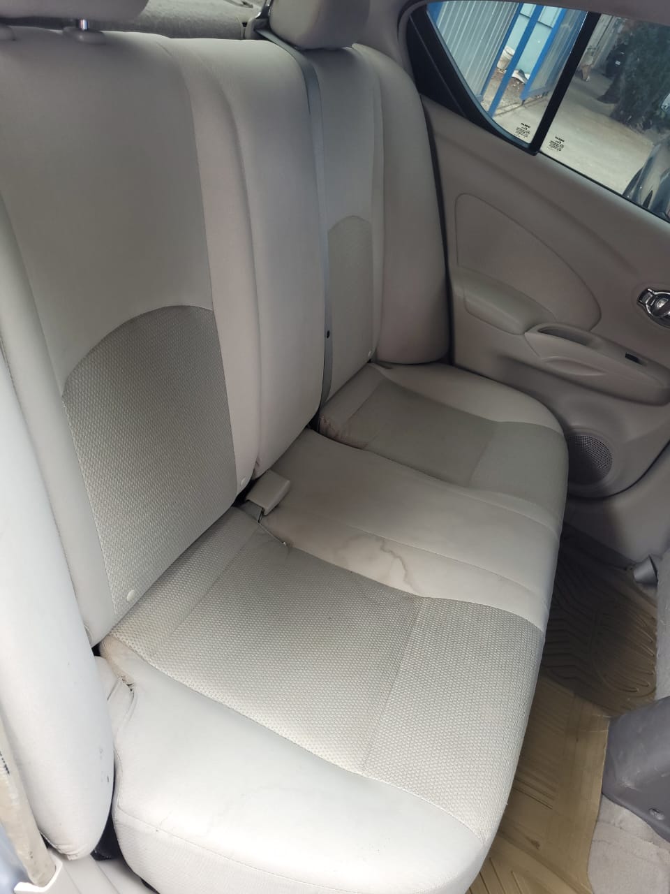 carros - automovil Nissan versa en excelentes condiciones  4