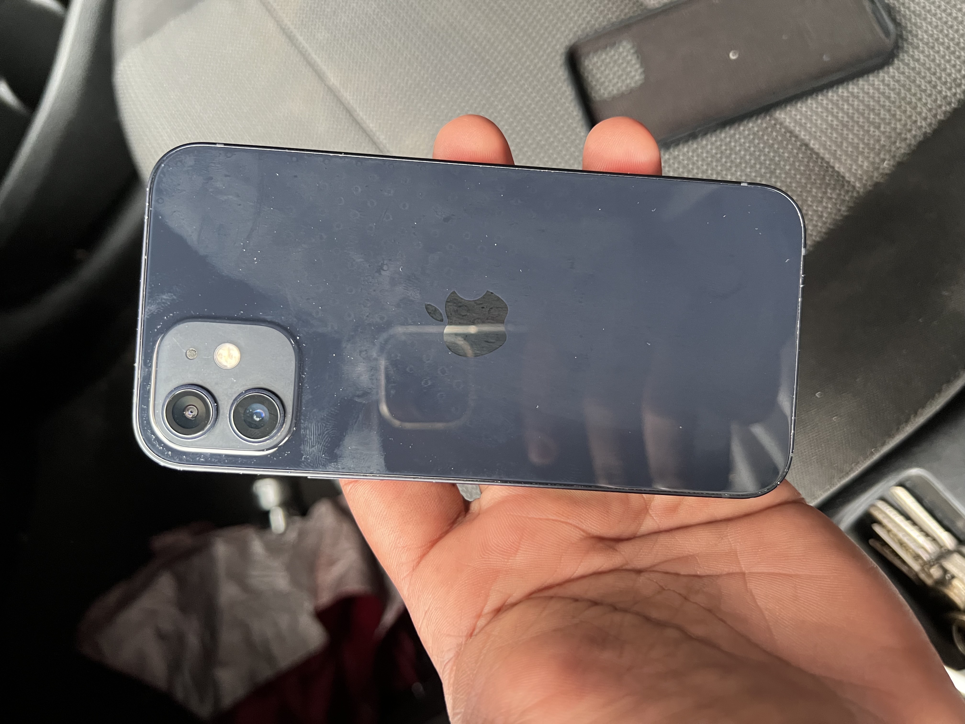 celulares y tabletas - vendo iPhone 12 normal de 63 batería en 83 7