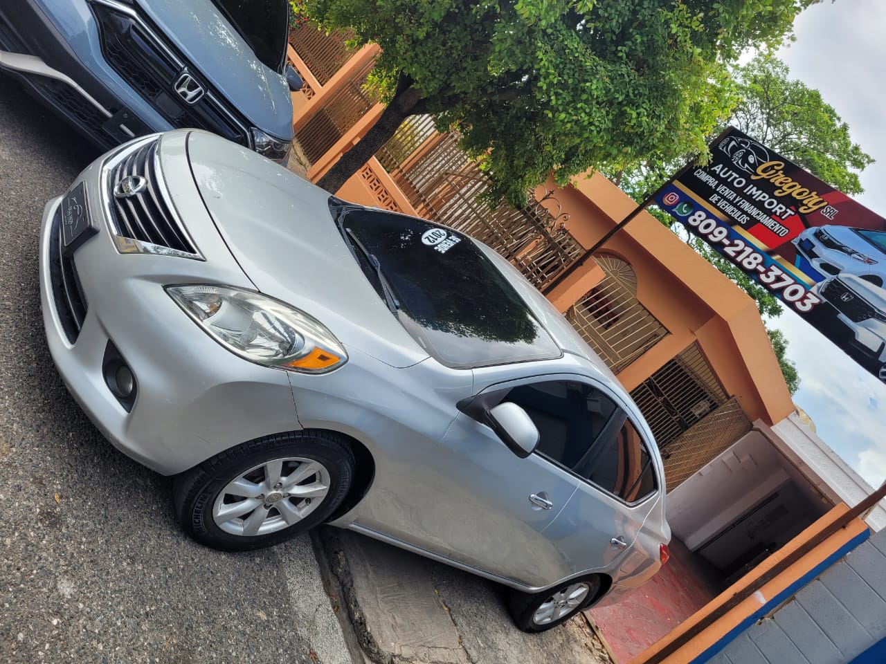 carros - automovil Nissan versa en excelentes condiciones  1