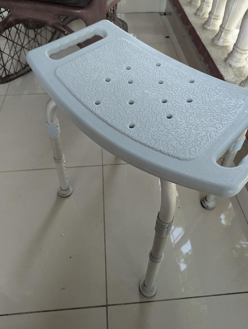 muebles y colchones - SILLA DE METAL Y PLÁSTICO NO TIENE EL ESPALDAR  1
