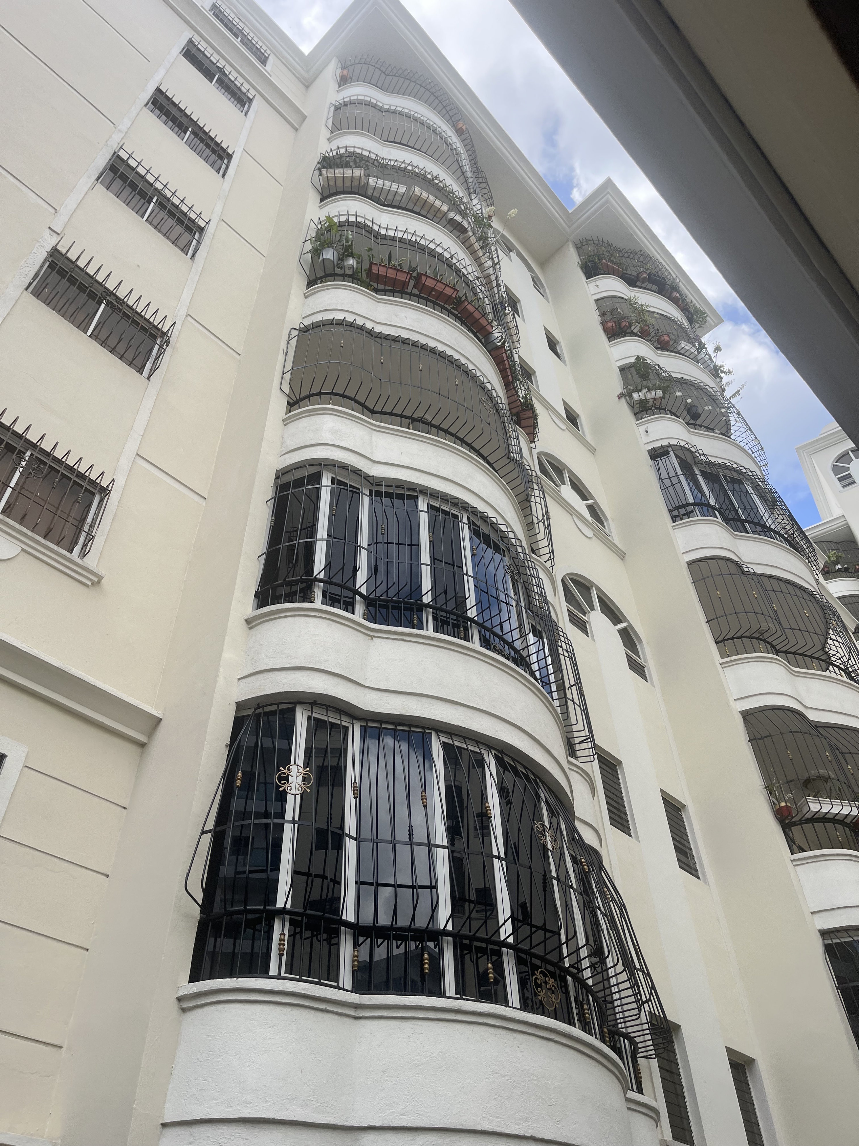 apartamentos - Evaristo morales cerca churchill  0