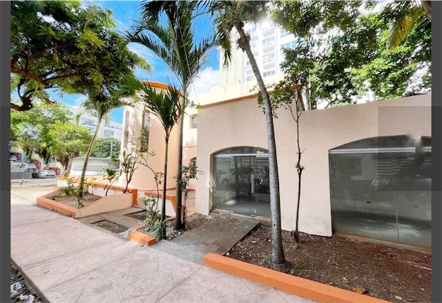 oficinas y locales comerciales - Esquinero céntrico en av comercial 5