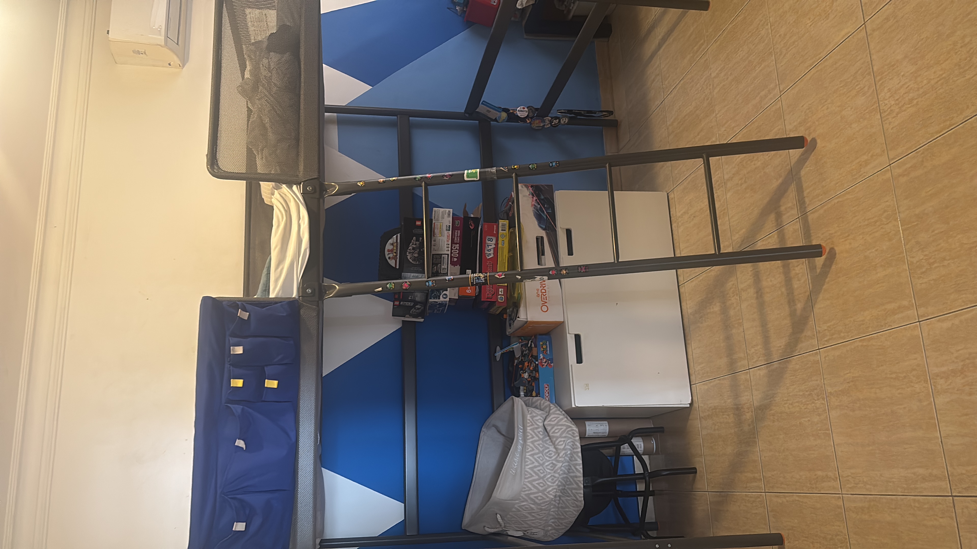 muebles y colchones - Cama de IKEA y mueble gris  0