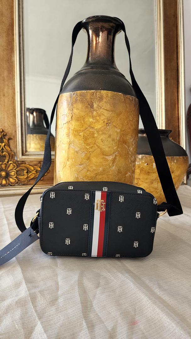 carteras y maletas - Crossbody 
Carteras
Originales
Nuevas

ACEPTO TARJETAS VISA Y MASTERCARD  3