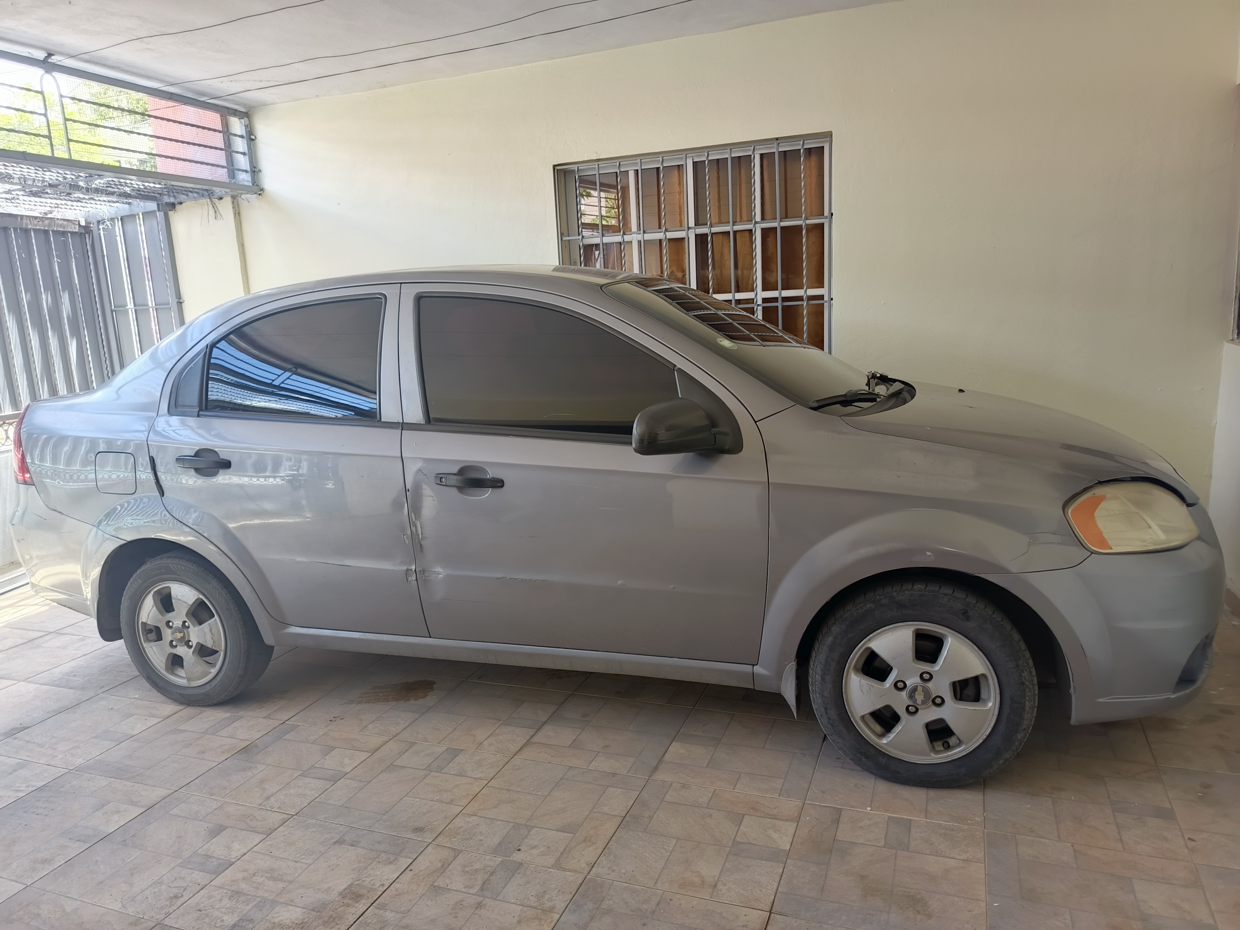 carros - Vehículo Chevrolet Aveo del motor pequeño del bueno, año 2010.