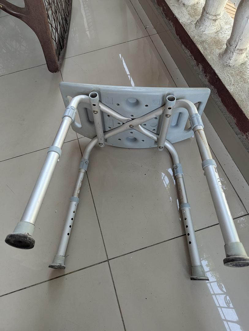 muebles y colchones - SILLA DE METAL Y PLÁSTICO NO TIENE EL ESPALDAR  2