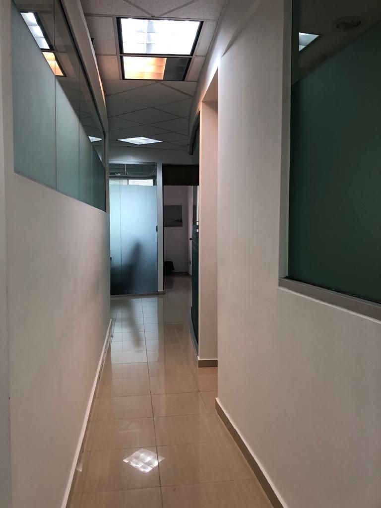 oficinas y locales comerciales - Naco oficina 172m2 5to piso 5 parqueos  1