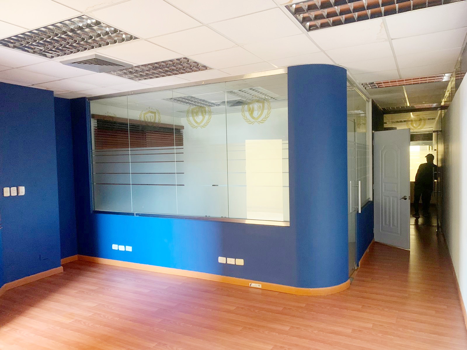 oficinas y locales comerciales - Local céntrico en Piantini 4