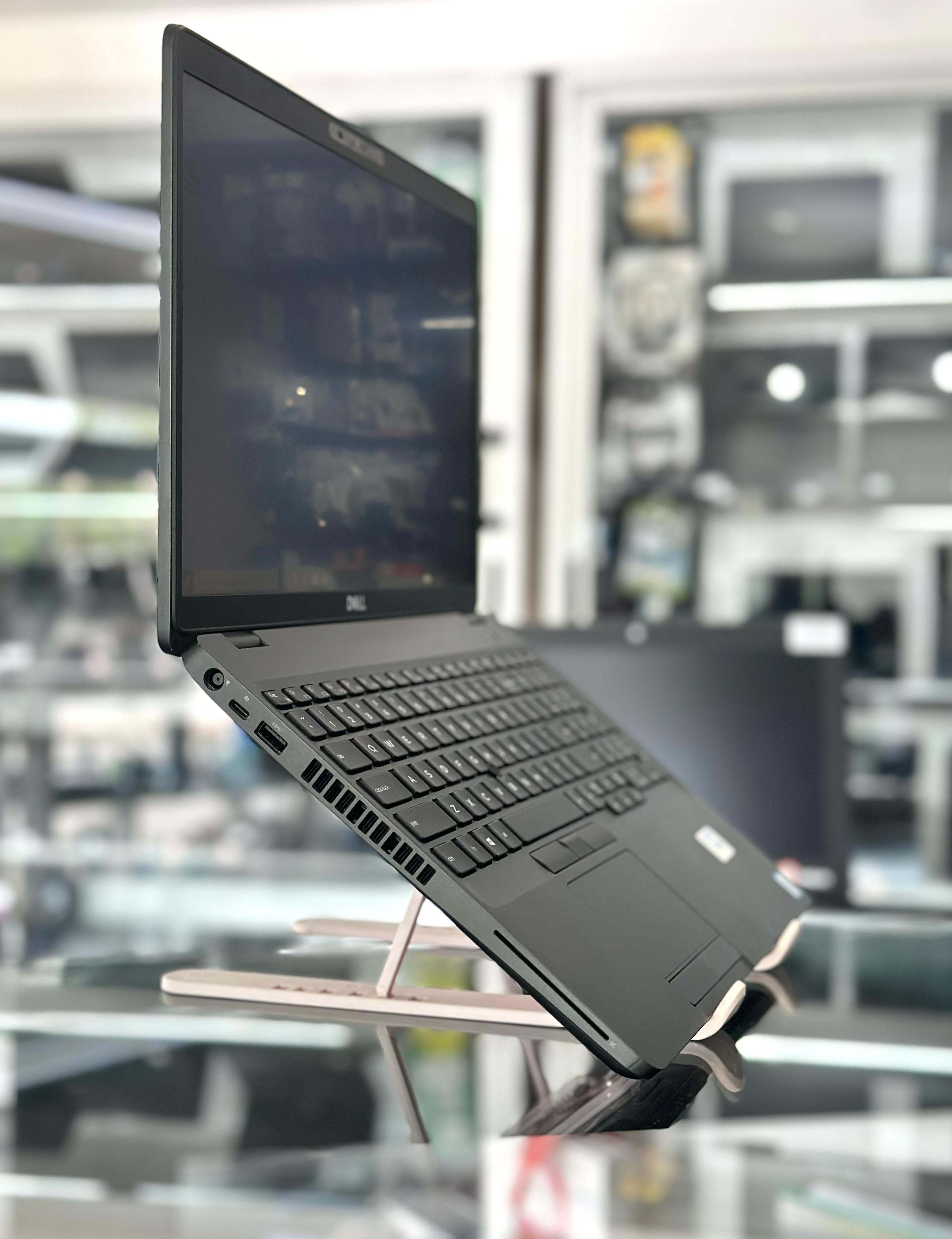 computadoras y laptops - i5 8va. Gen Touch Laptop Del 5500 2