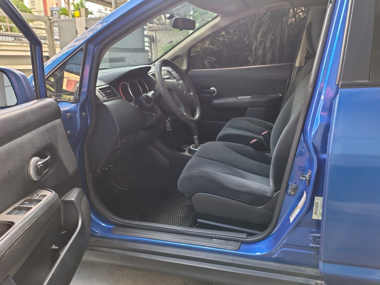 carros - ¡Oportunidad! Nissan Versa en excelente estado  5