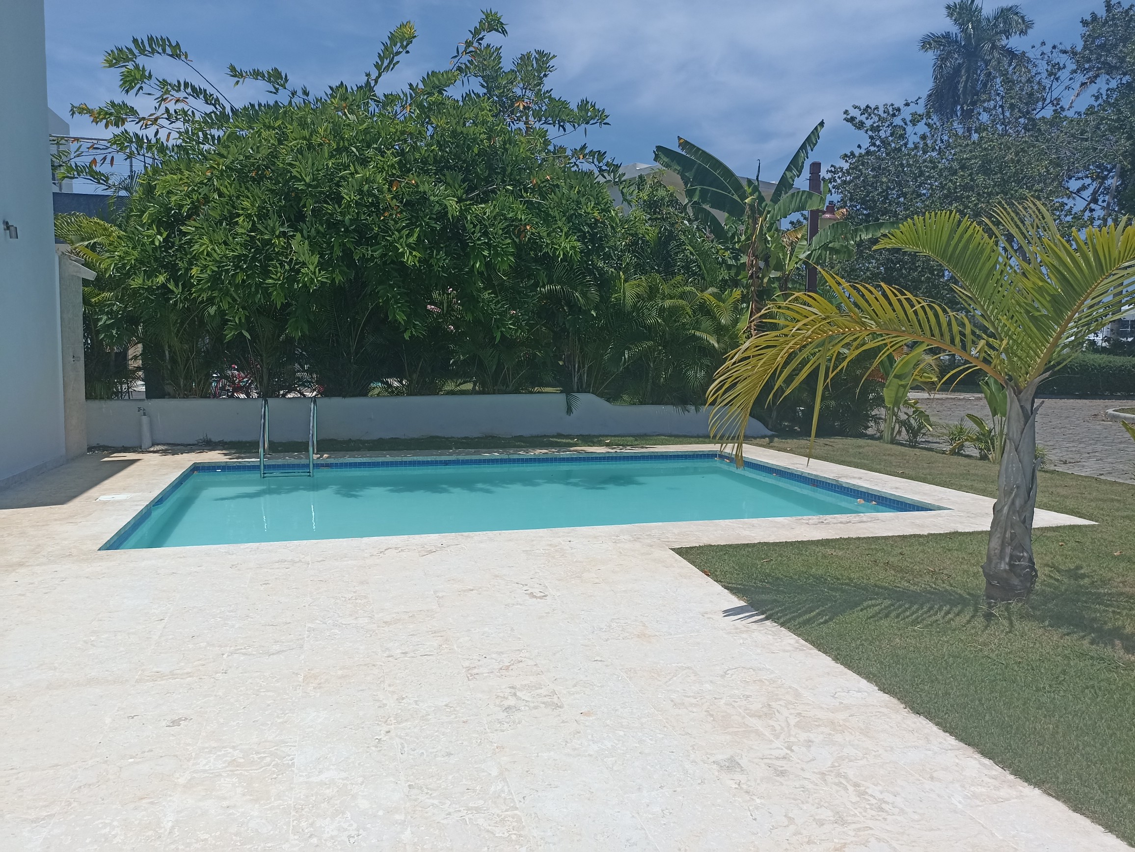 casas vacacionales y villas - Villa próximo a playa dorada con buenos espacios y luz natural 0