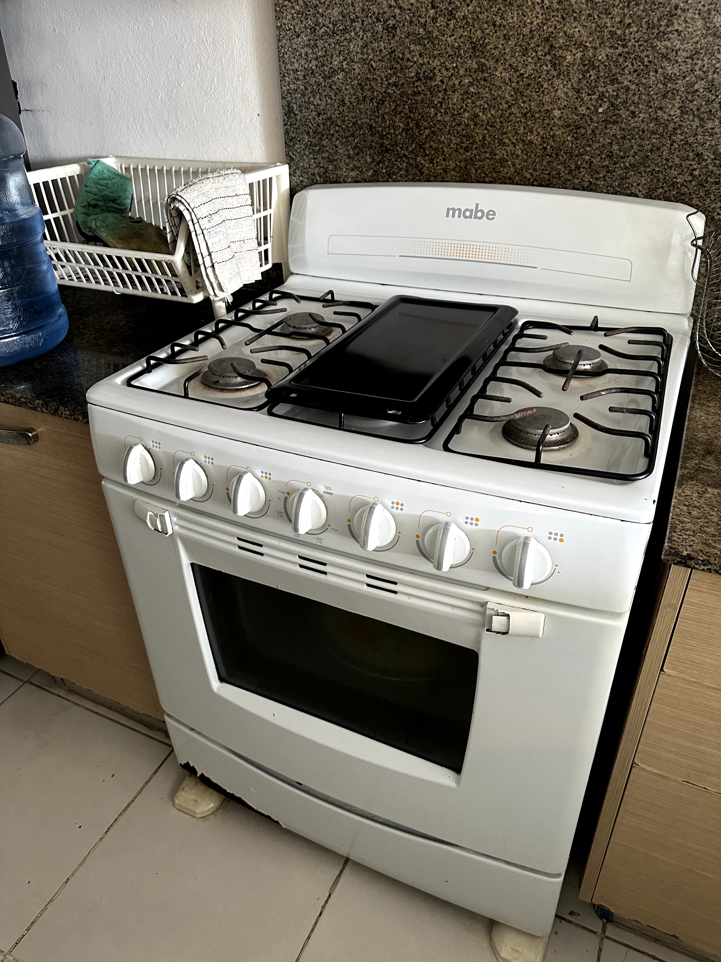 cocina - Estufa Mabe de 6 Hornillas, horno y plancha  1