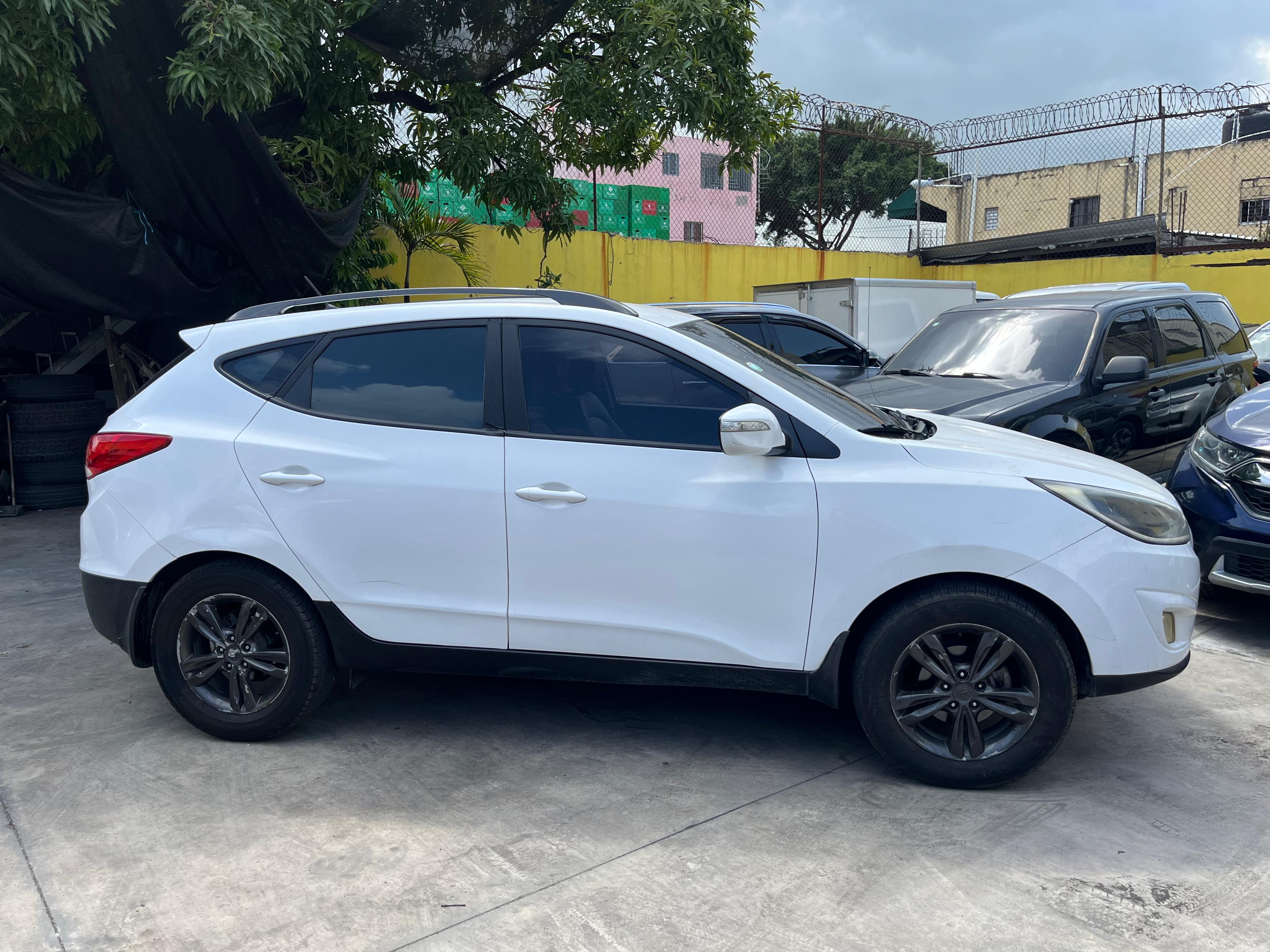 jeepetas y camionetas - Hyundai Tucson 2011 600,000 NEGOCIABLE  3