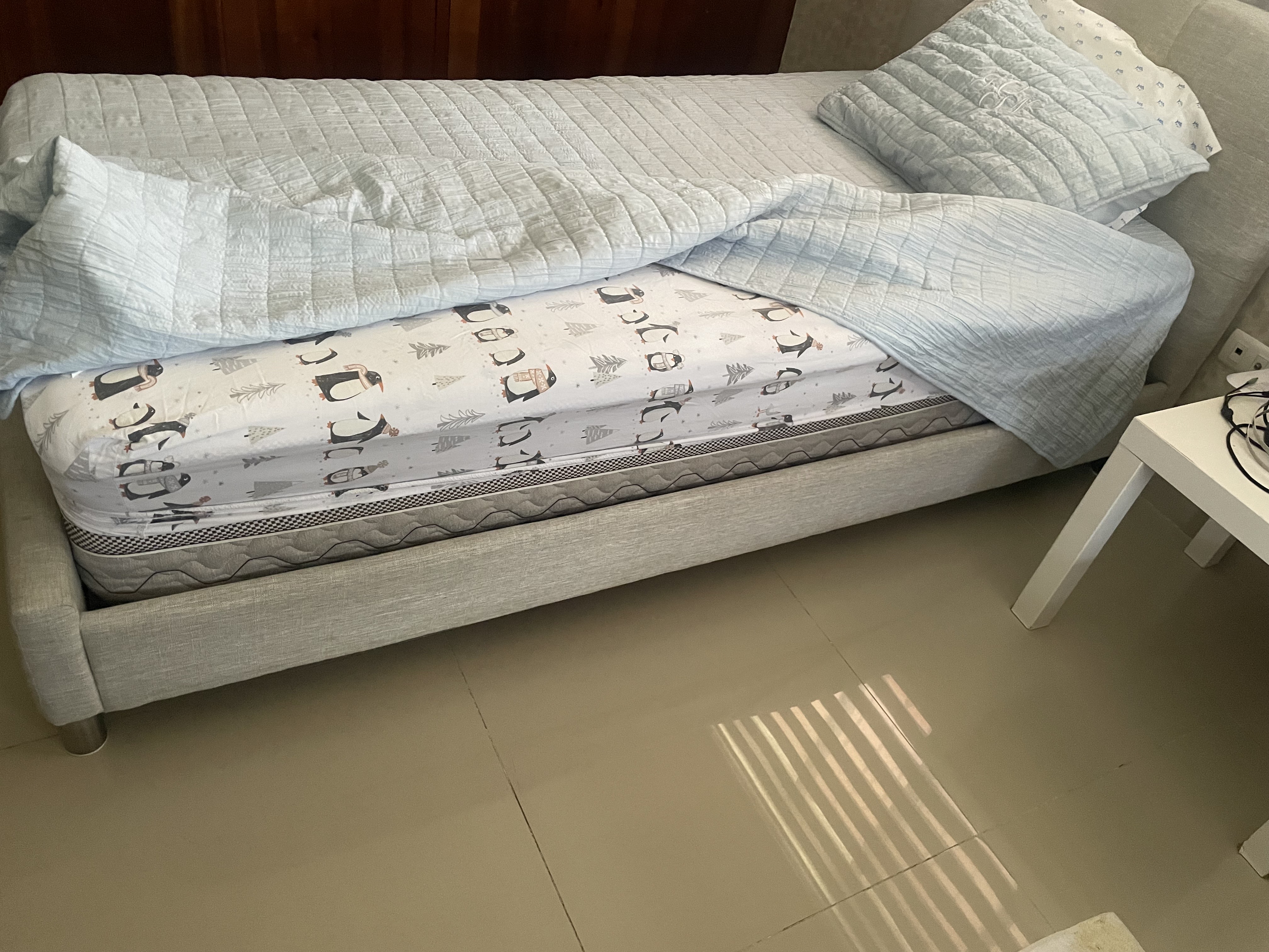 muebles - Cama tapizada Twin 1