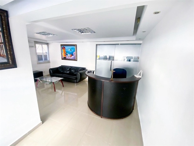 oficinas y locales comerciales - Local céntrico en Naco  2