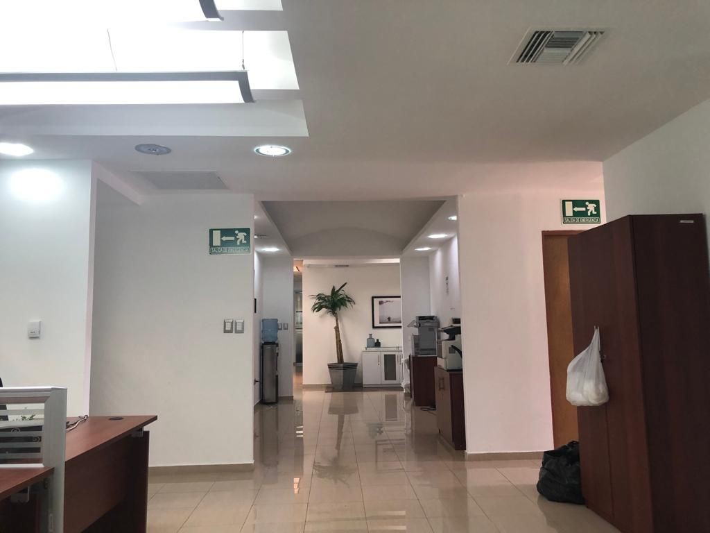 oficinas y locales comerciales - Naco oficina 172m2 5to piso 5 parqueos  2