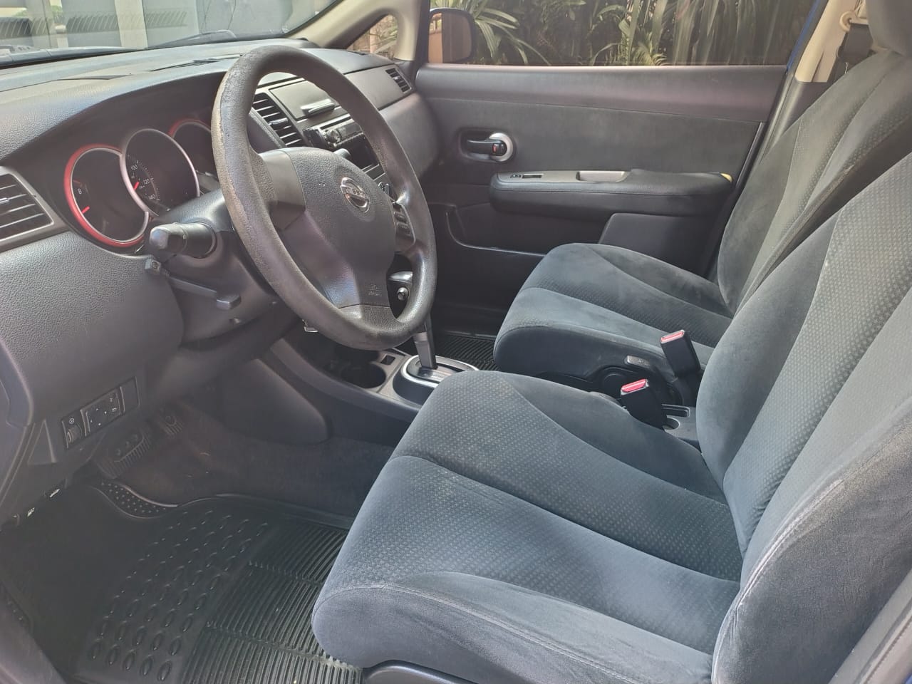 carros - ¡Oportunidad! Nissan Versa en excelente estado  6