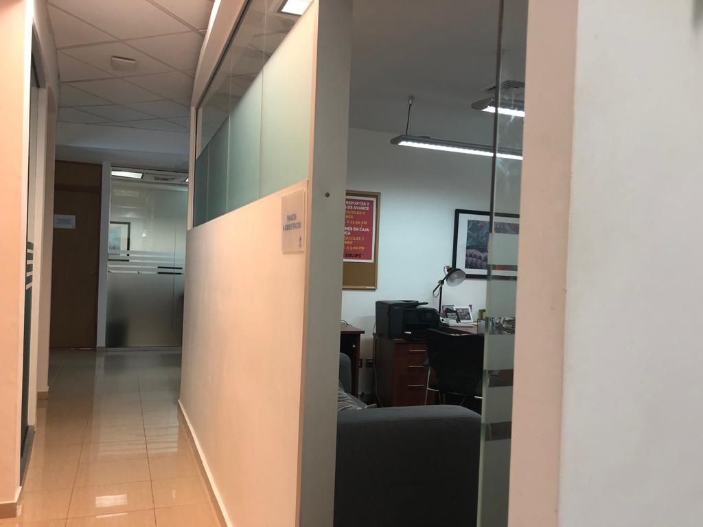 oficinas y locales comerciales - Naco oficina 172m2 5to piso 5 parqueos  3