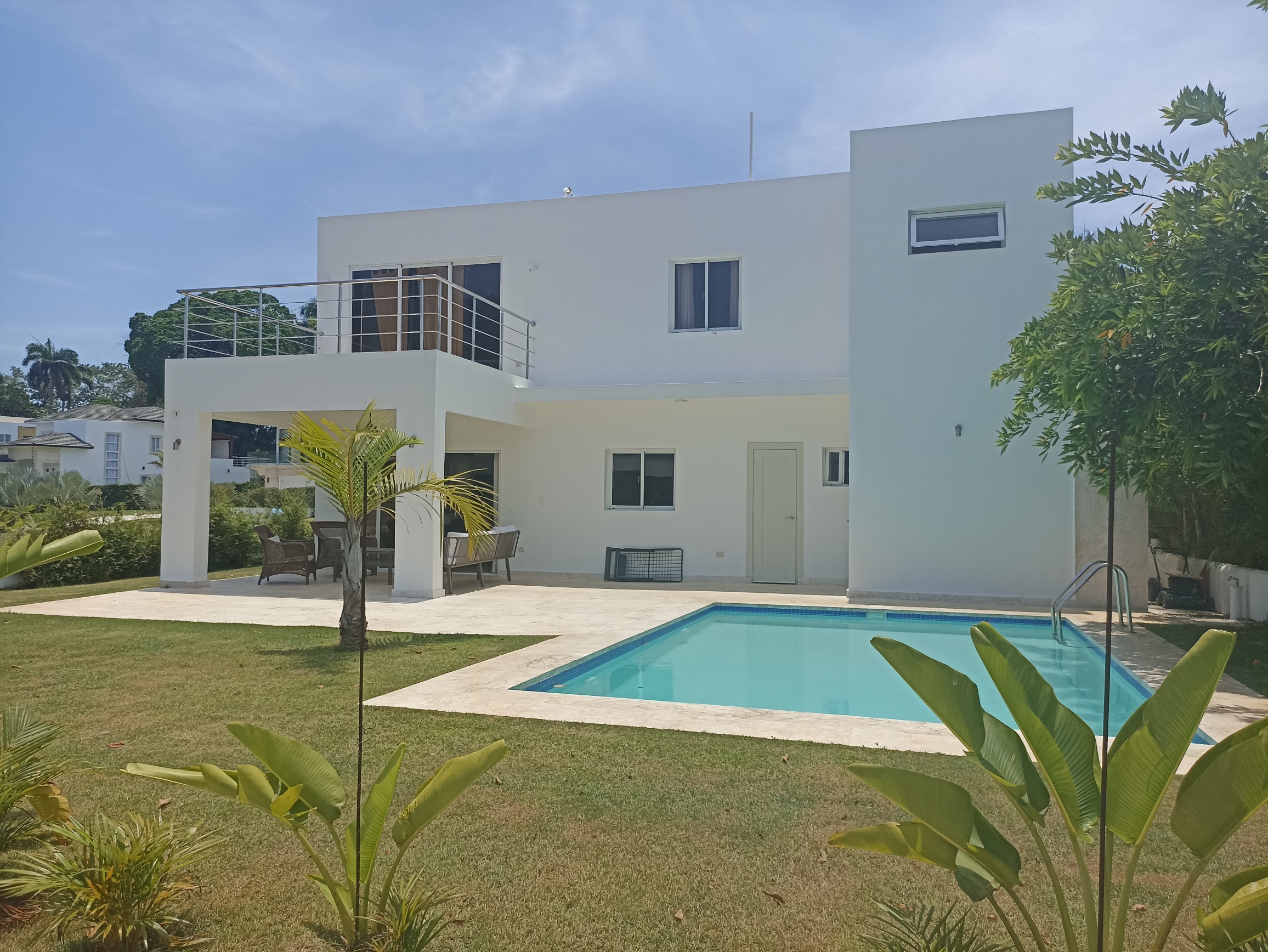 casas vacacionales y villas - Villa próximo a playa dorada con buenos espacios y luz natural 2