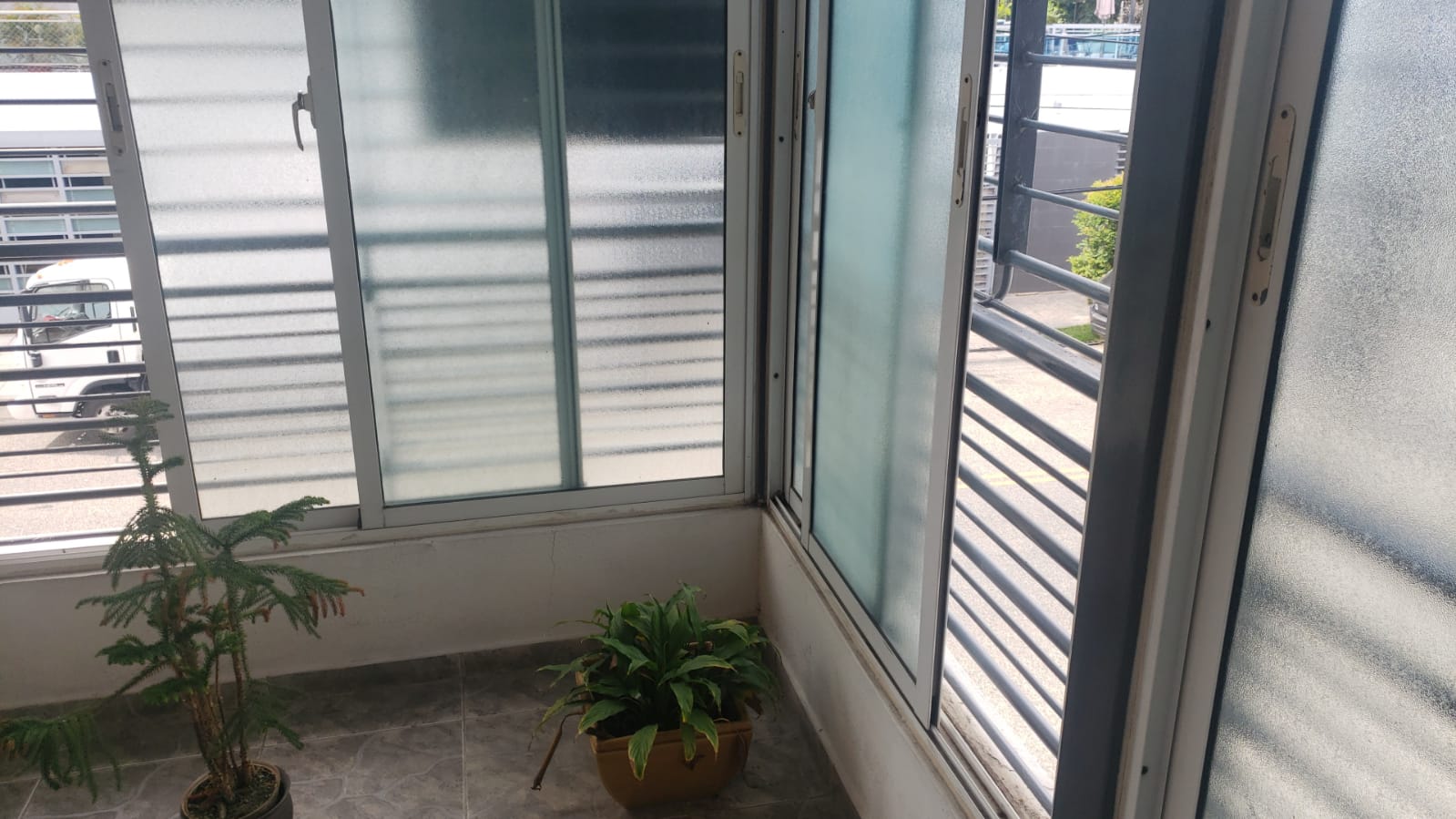 casas - Vendo casa de esquina en el sector el Rosmil 1