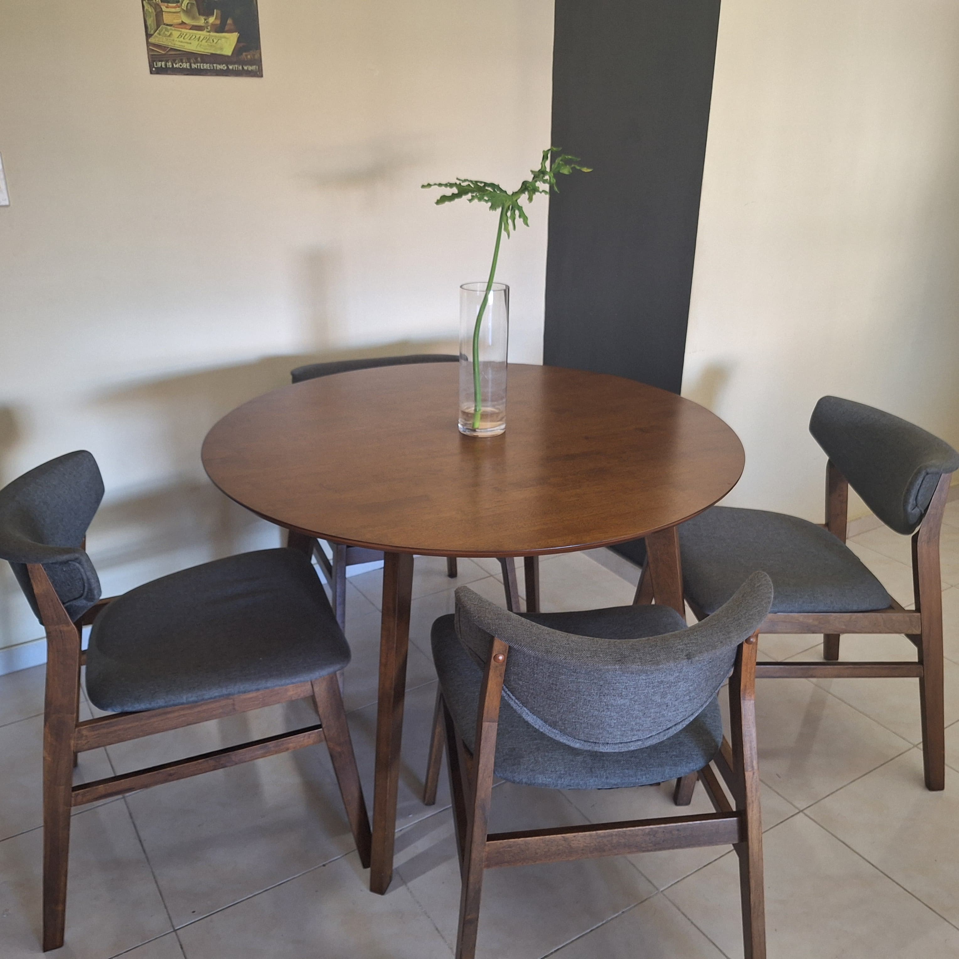 muebles y colchones - Comedor redondo , 4 sillas, Vendo por viaje