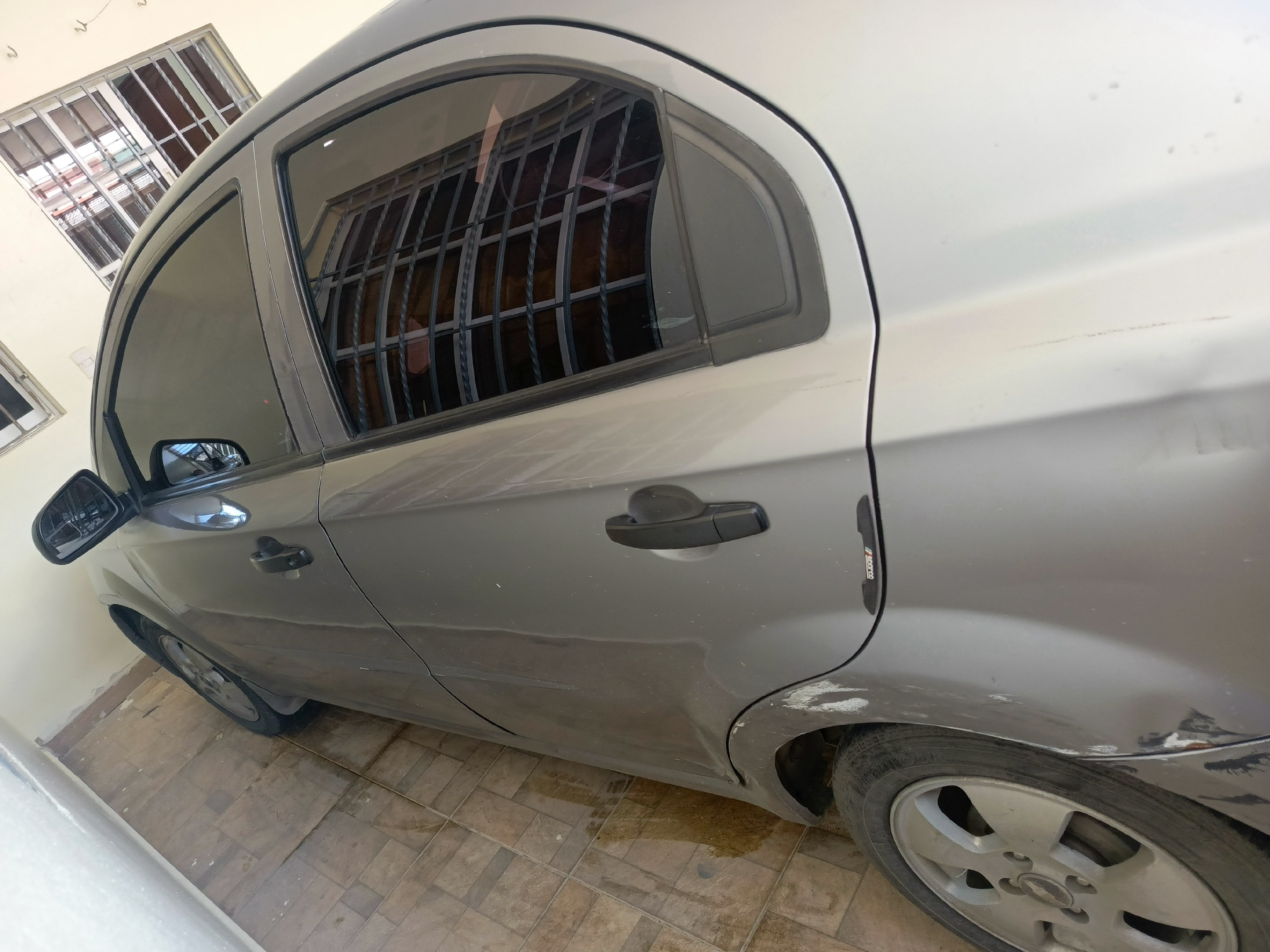 carros - Vehículo Chevrolet Aveo del motor pequeño del bueno, año 2010. 3