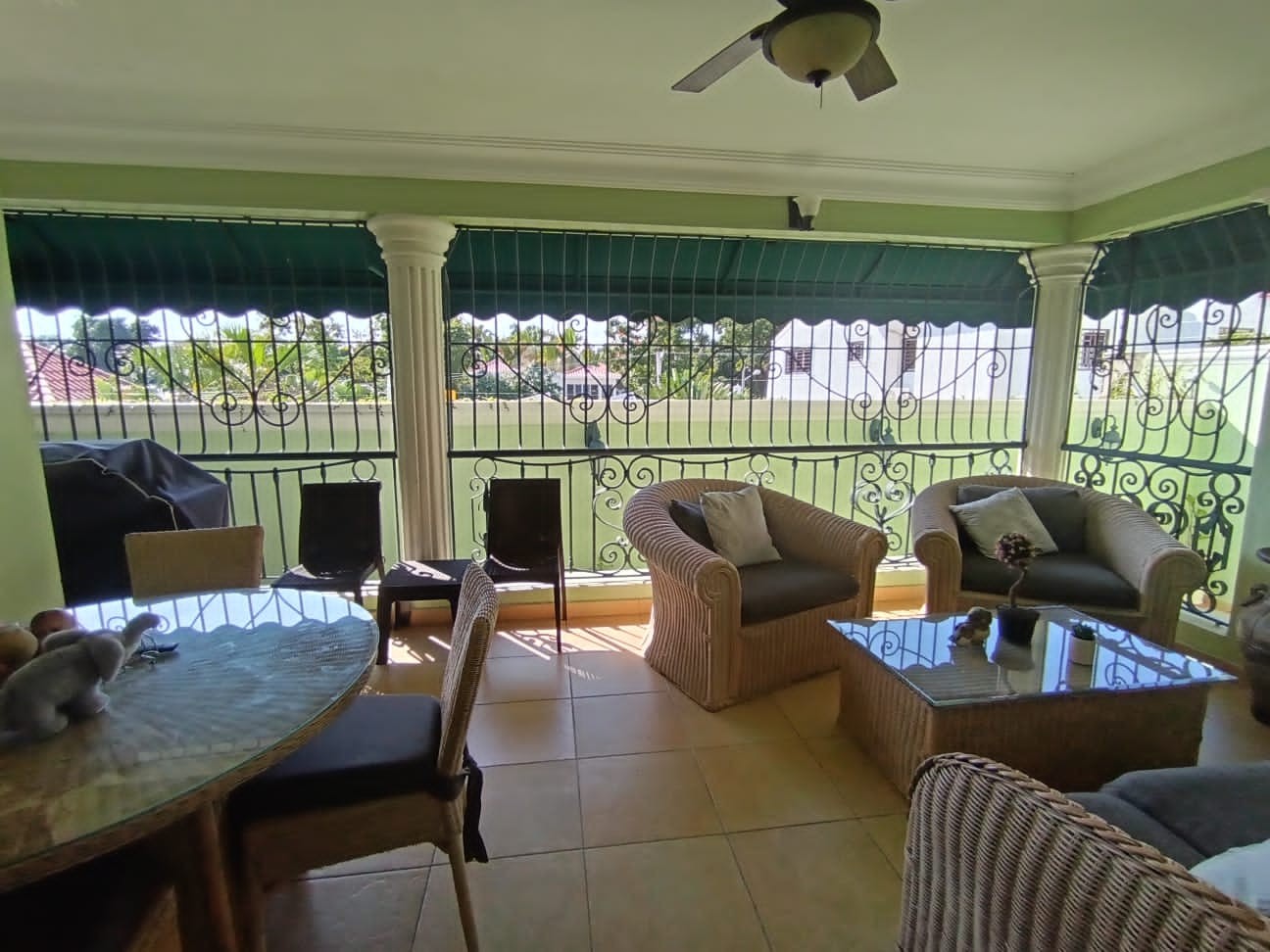 casas - Se vende de oportunidad Casa de 2niveles Cerros de Arroyo Hond.480mt2 435,000usd 1