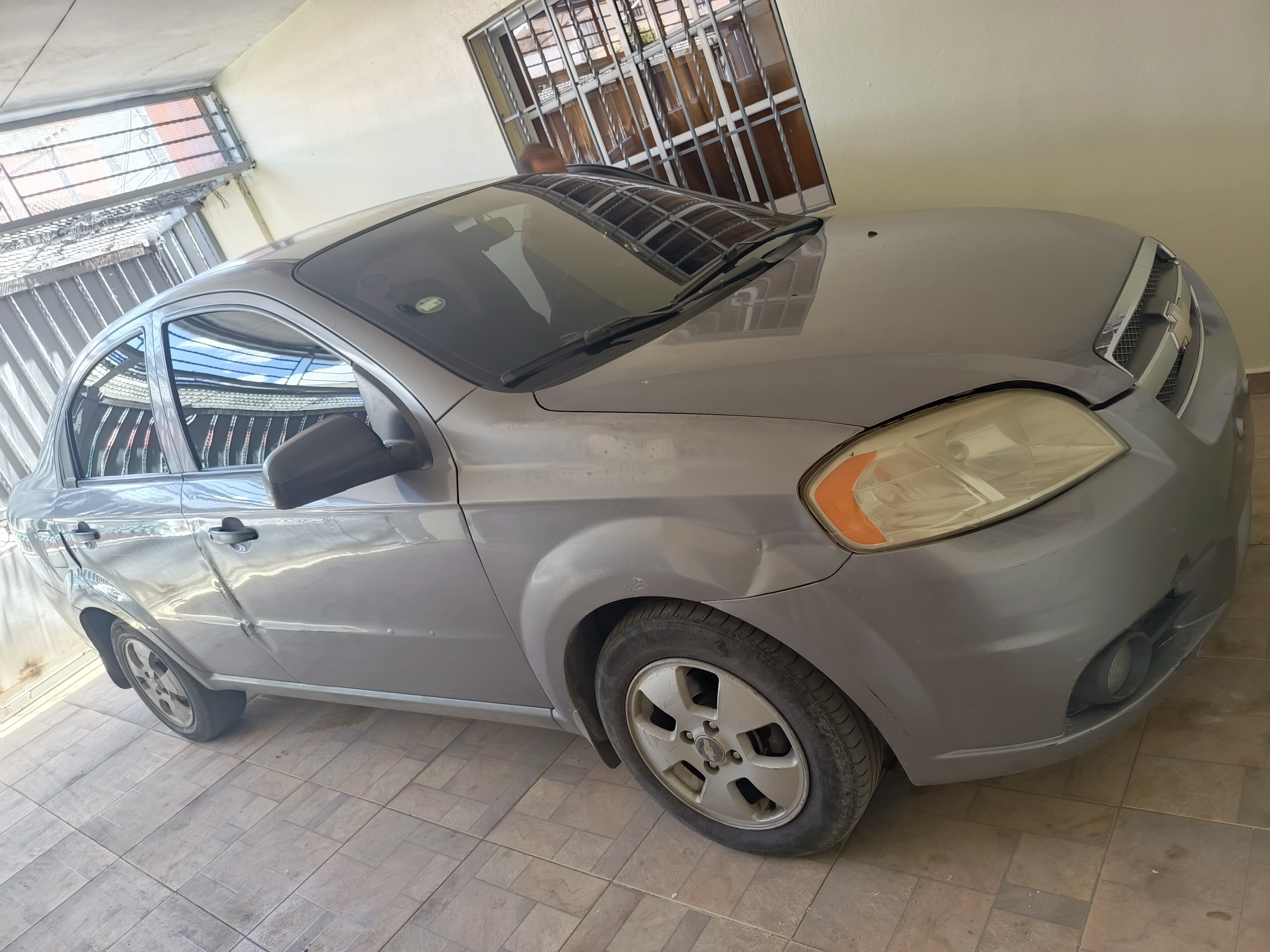 carros - Vehículo Chevrolet Aveo del motor pequeño del bueno, año 2010. 4