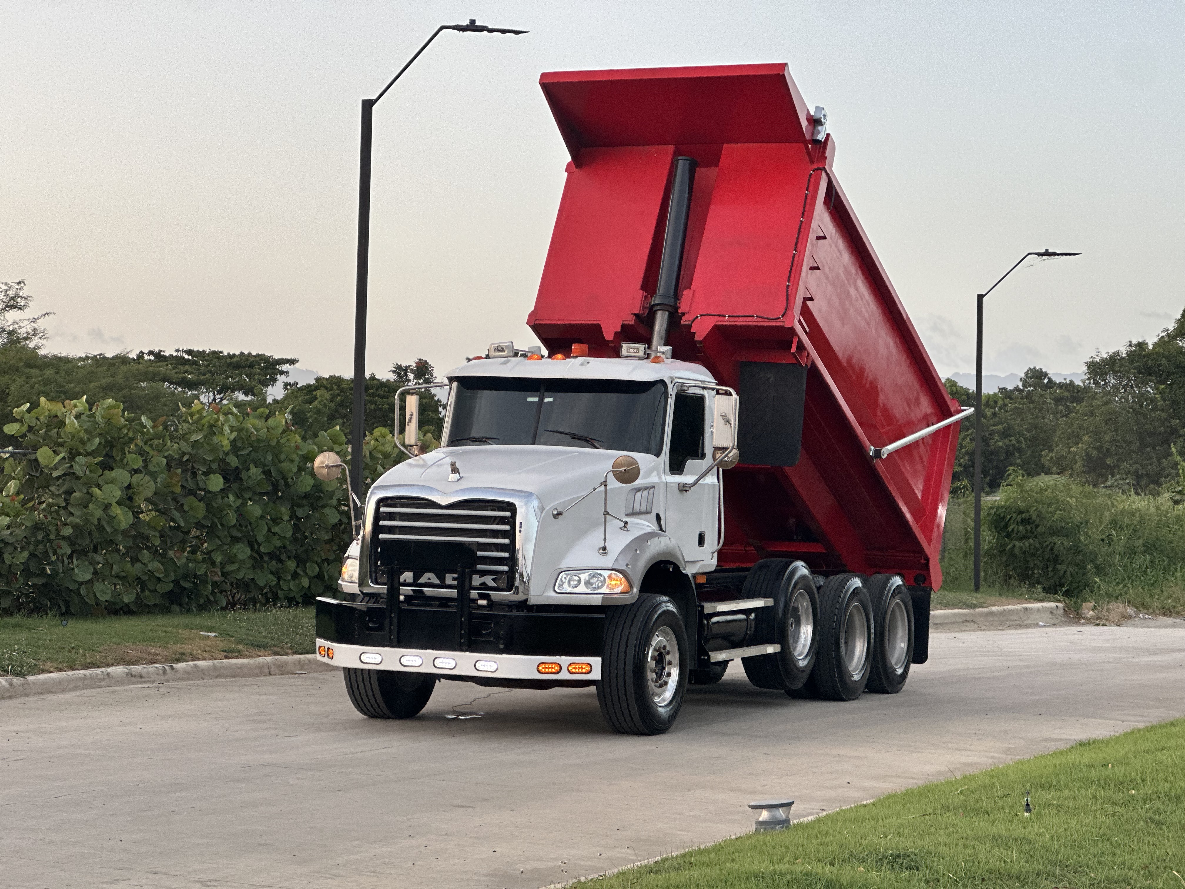 camiones y vehiculos pesados - Mack Granite 2010 0