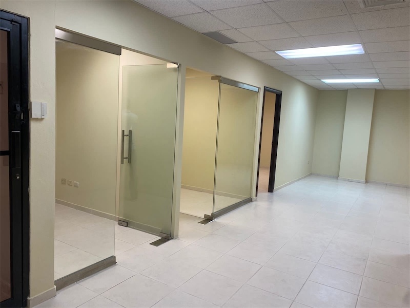 oficinas y locales comerciales - Local en evaristo céntrico en zona corporativa 5