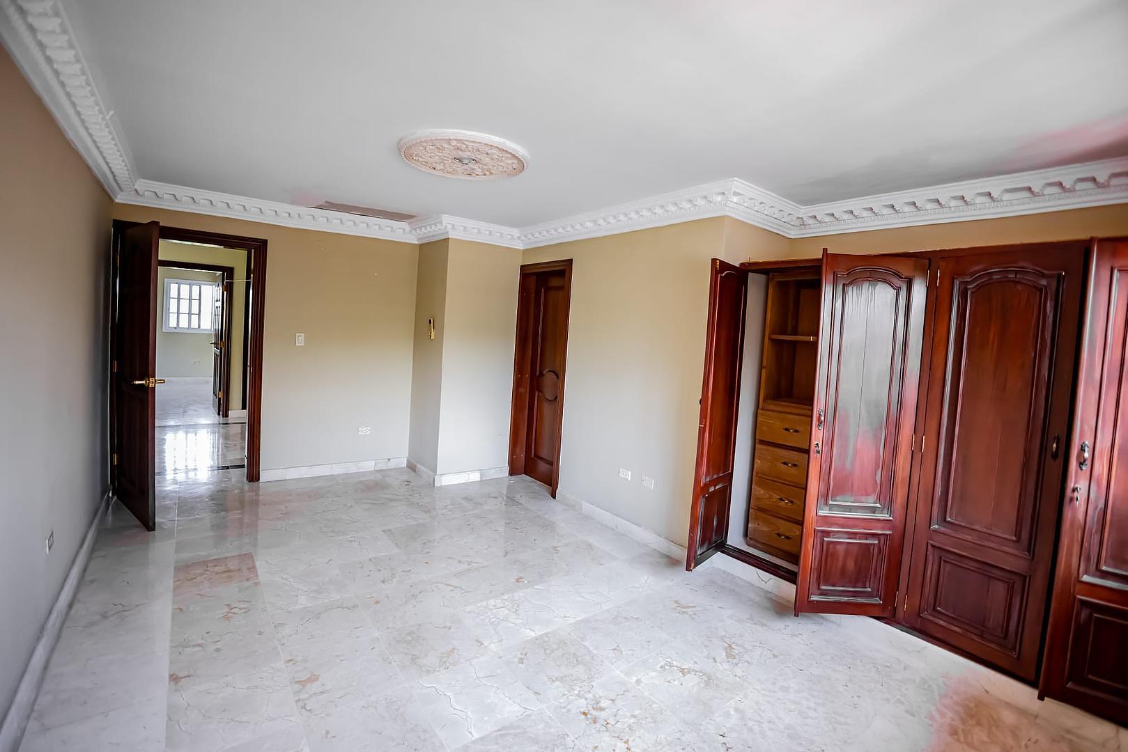 casas - Casa de oportunidad detrás de la embajada americana  4