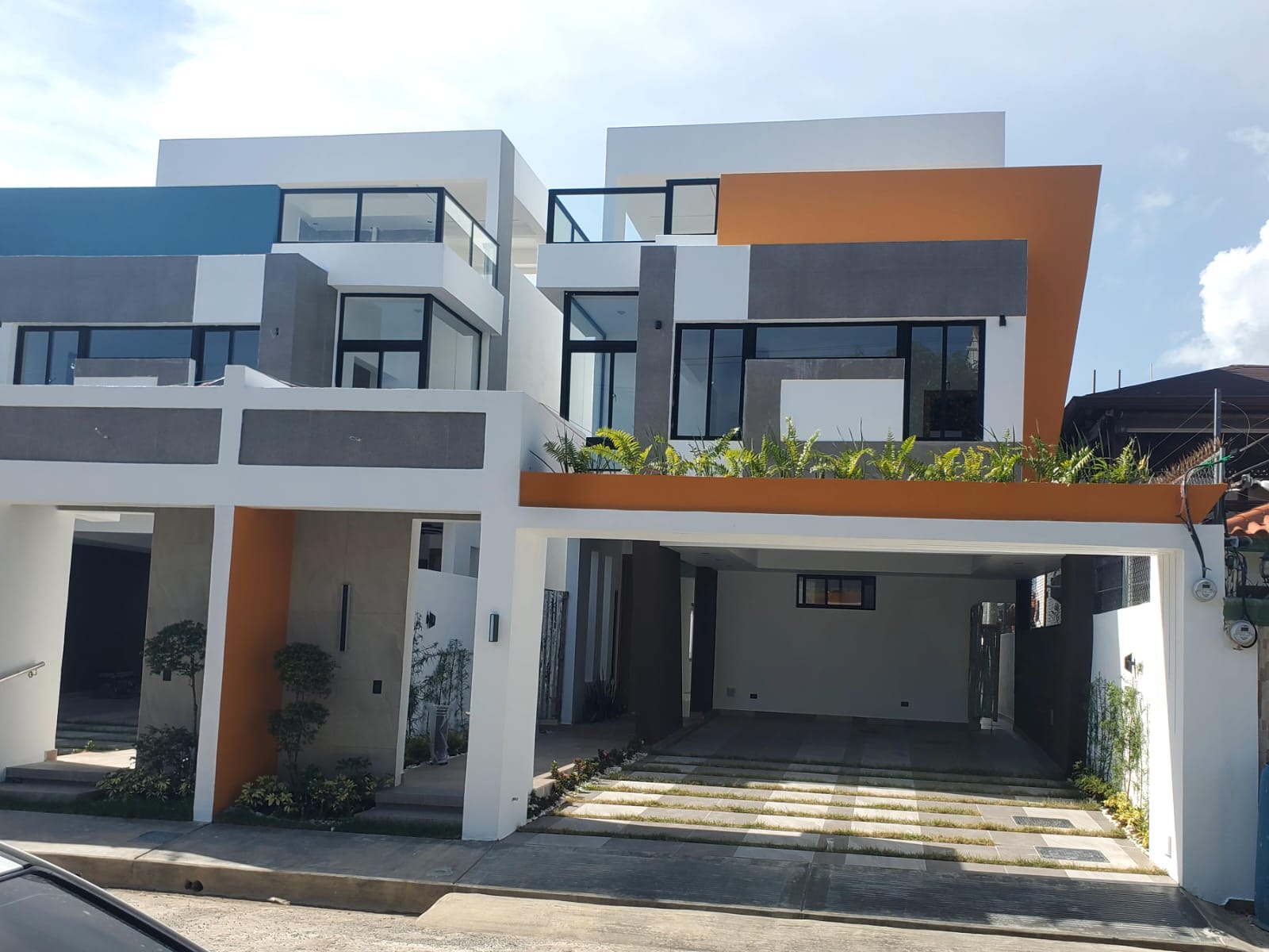 casas - Casa con marquesina para 4 vehículos 
