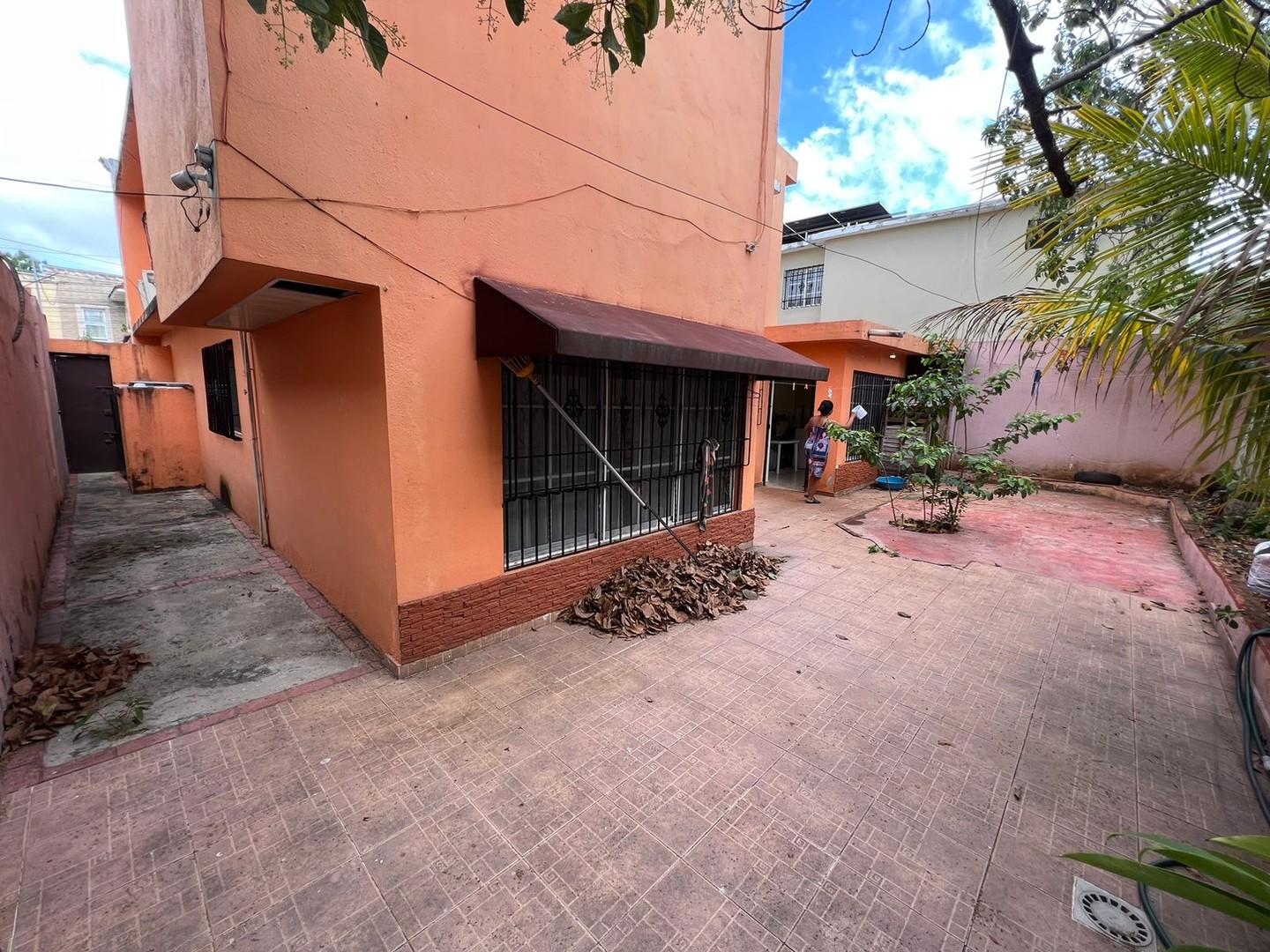 casas - Bonita Casa en venta 
Ubicada en el Res. Carmen María 
RD$ 12,900,000.00  2