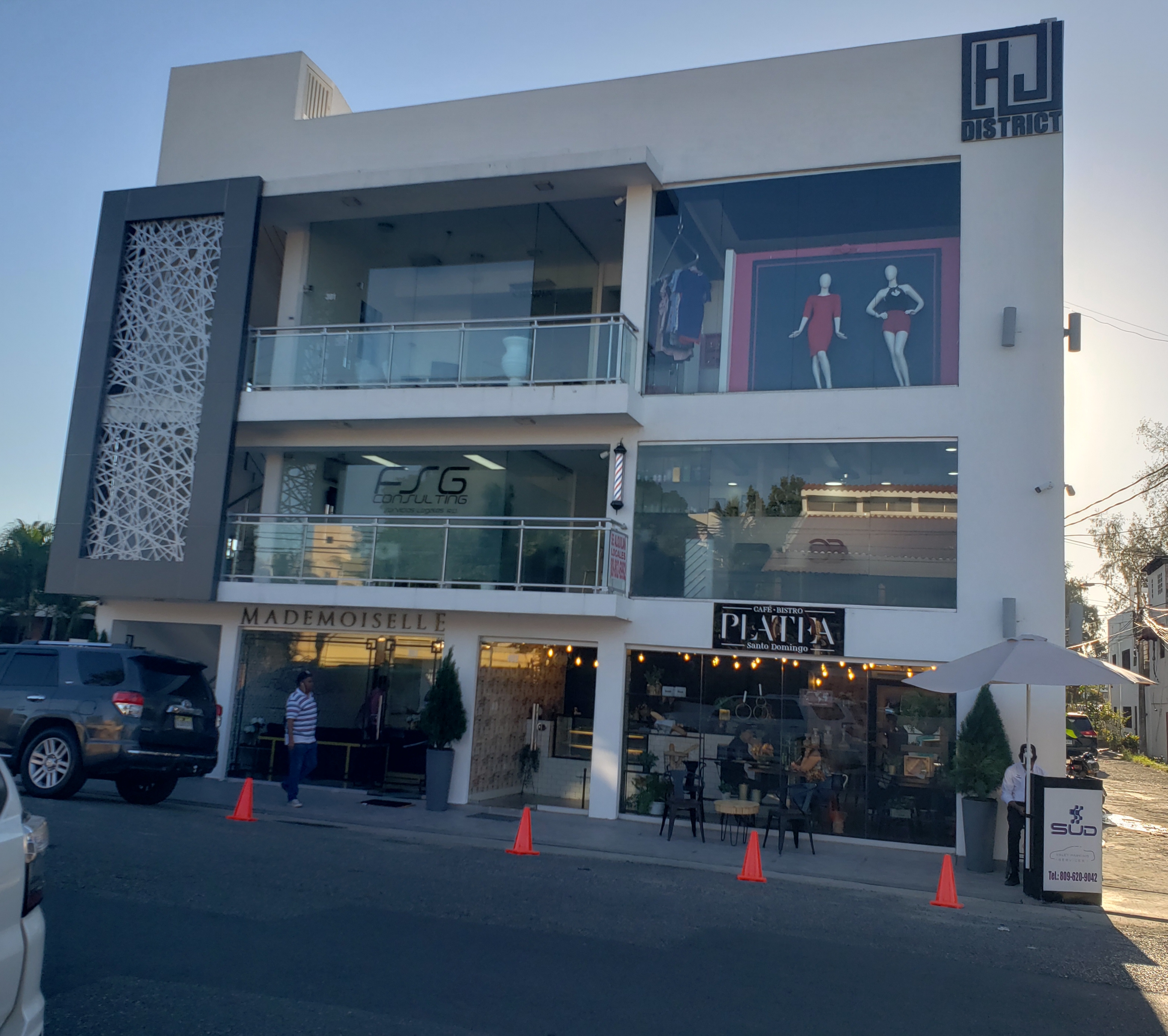 oficinas y locales comerciales - LOCAL COMERCIAL en MODERNA PLAZA DR.DEFILLO