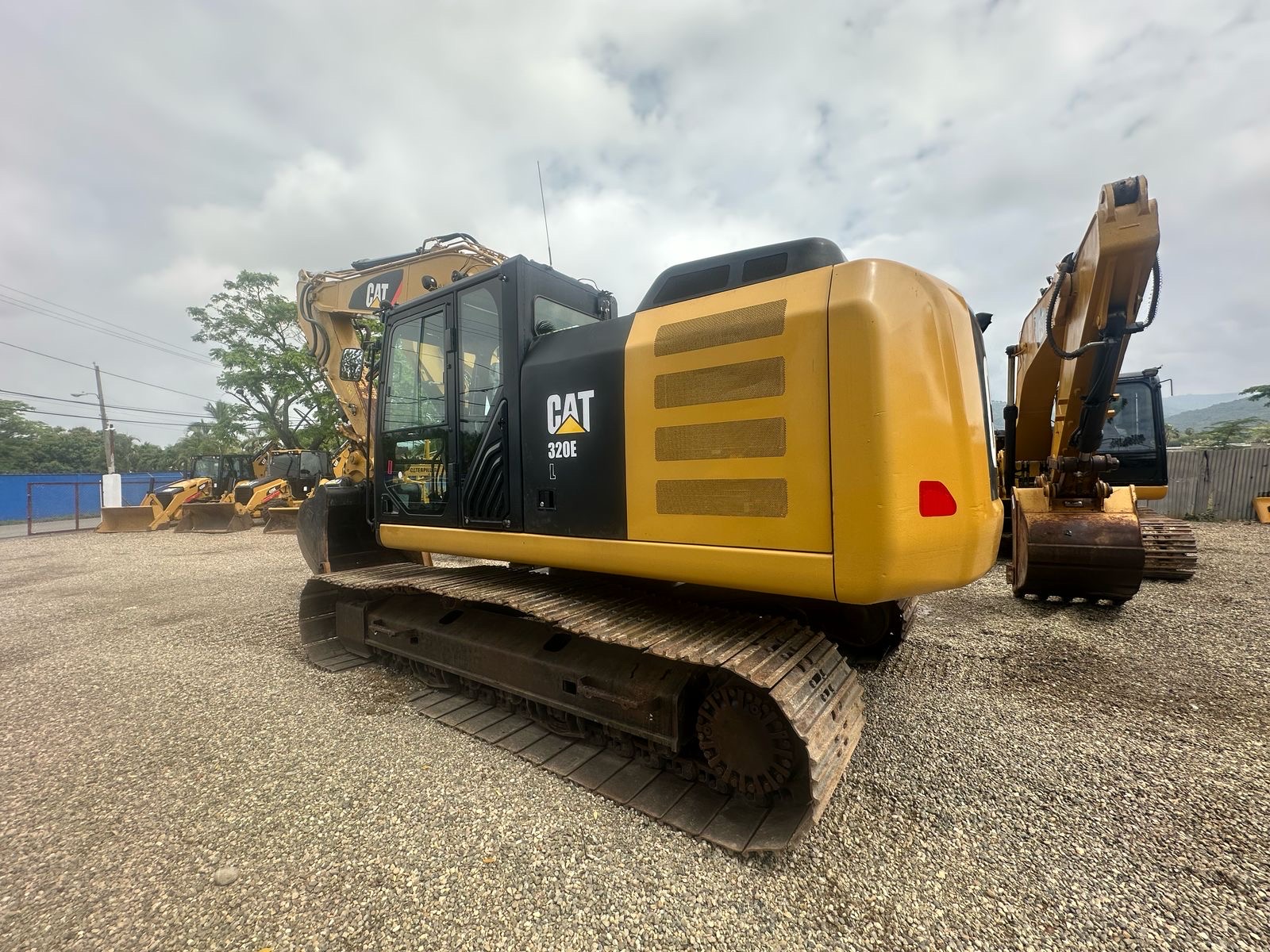 camiones y vehiculos pesados - 2013 Cat 320EL
 2