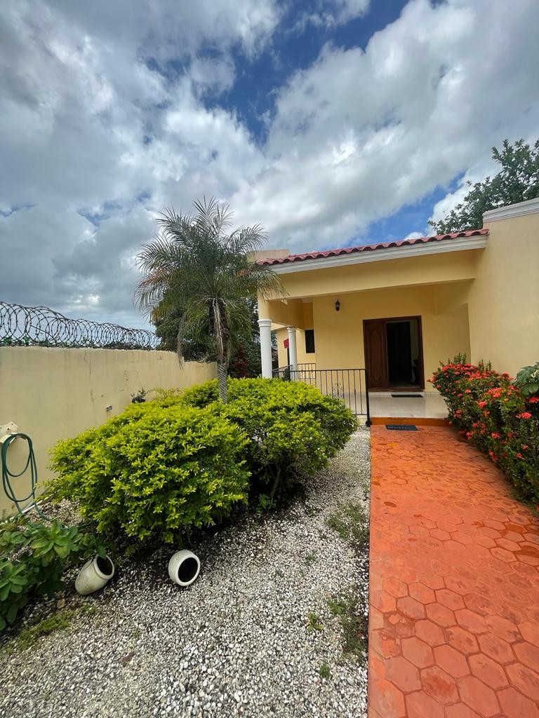 casas - Se Vende Casa  Esta es una Perfecta oportunidad para remodelar a tu gusto.   6