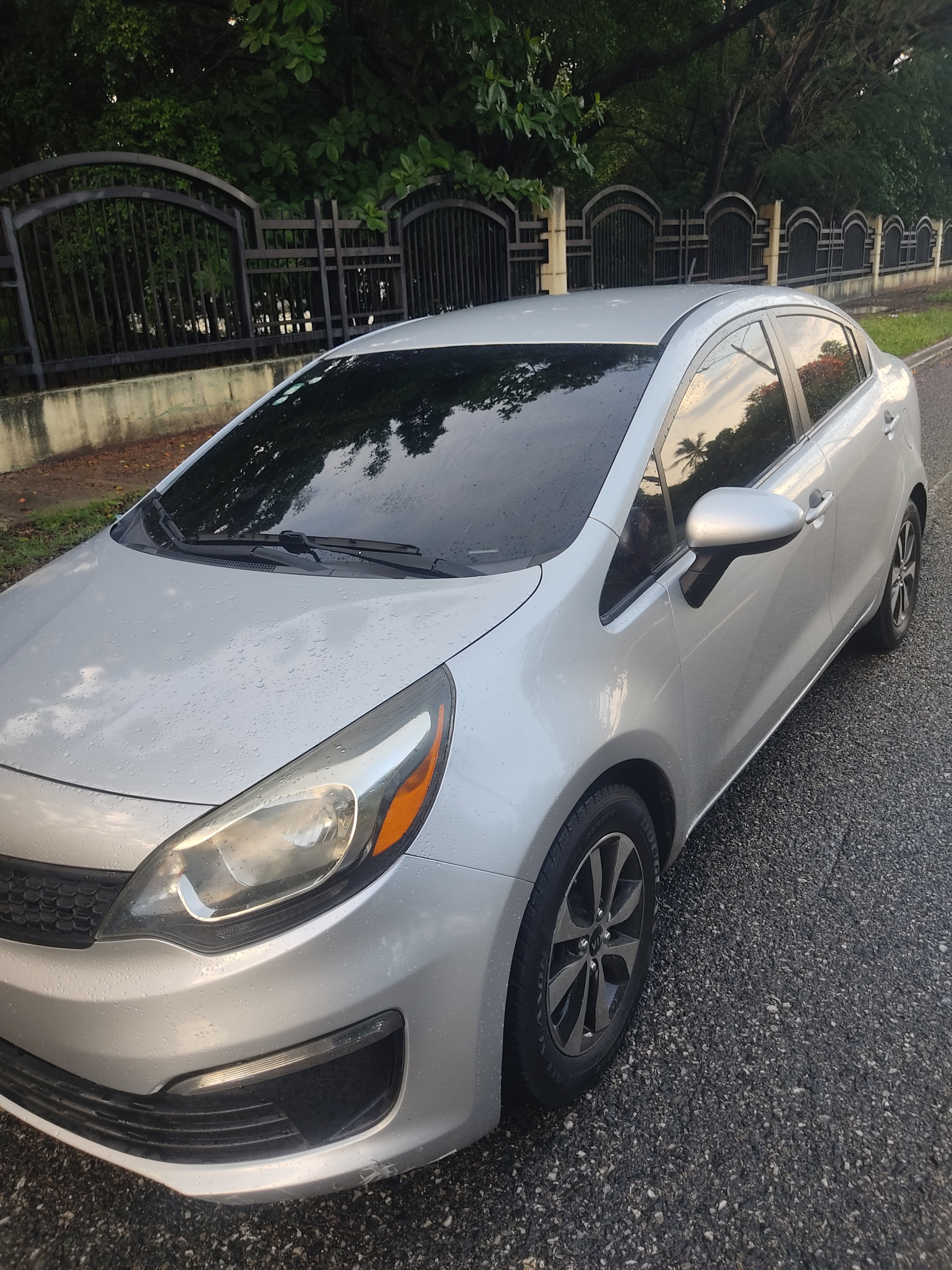 carros - vendo traspaso kia rio 2016 en  200 mil,,,  y paga 12,578 mensual  por 4 años 1
