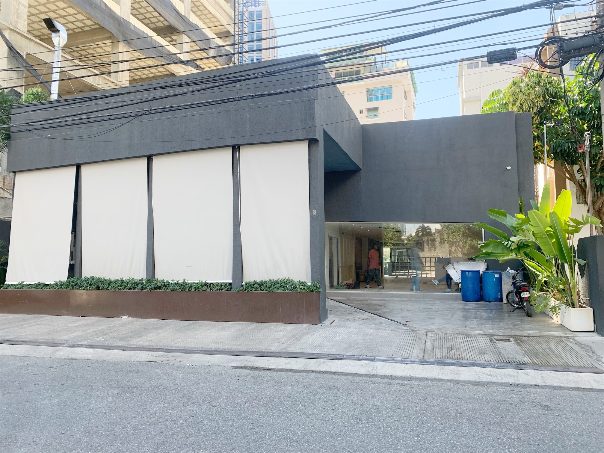 oficinas y locales comerciales - Local amplio en Piantini 400 m 5