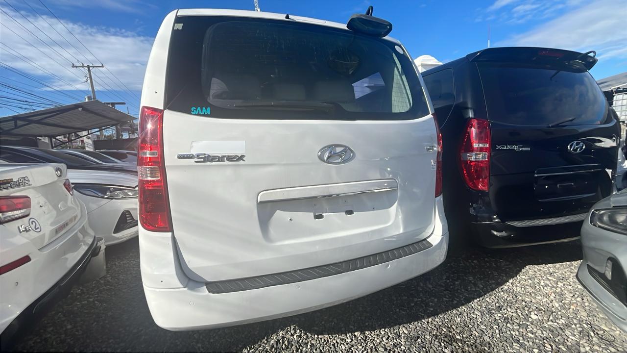 camiones y vehiculos pesados - GRAND STAREX 2017 BLANCO DESDE: RD$1,200.000. 3