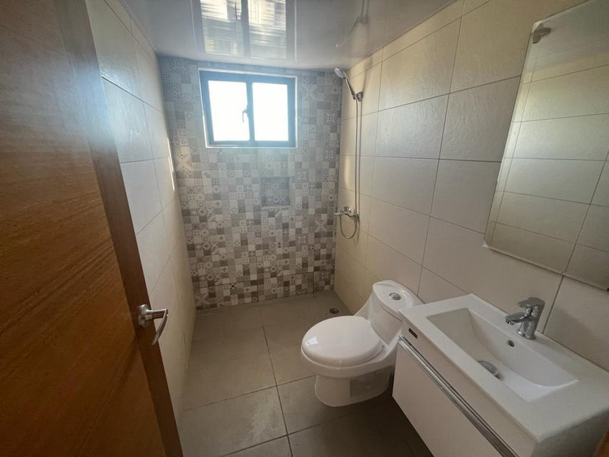 apartamentos - Apartamento en alquiler #24-565 Evaristo Morales, piso alto, ascensor, 2 hab. 6
