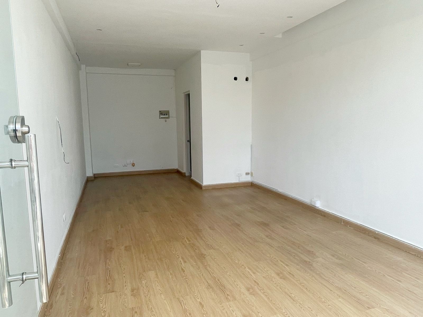 oficinas y locales comerciales - Loca céntrico en evaristo 1