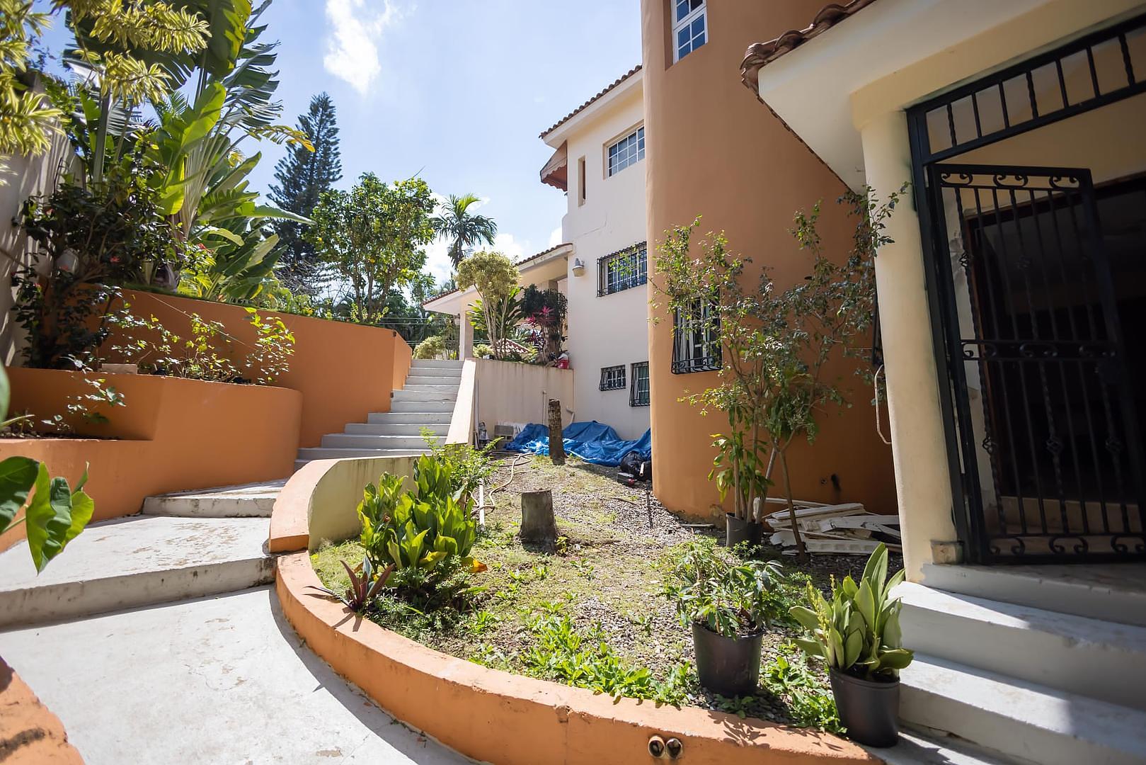 casas - Casa de oportunidad detrás de la embajada americana  2