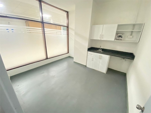 oficinas y locales comerciales - Local en Naco céntrico y amplio 4