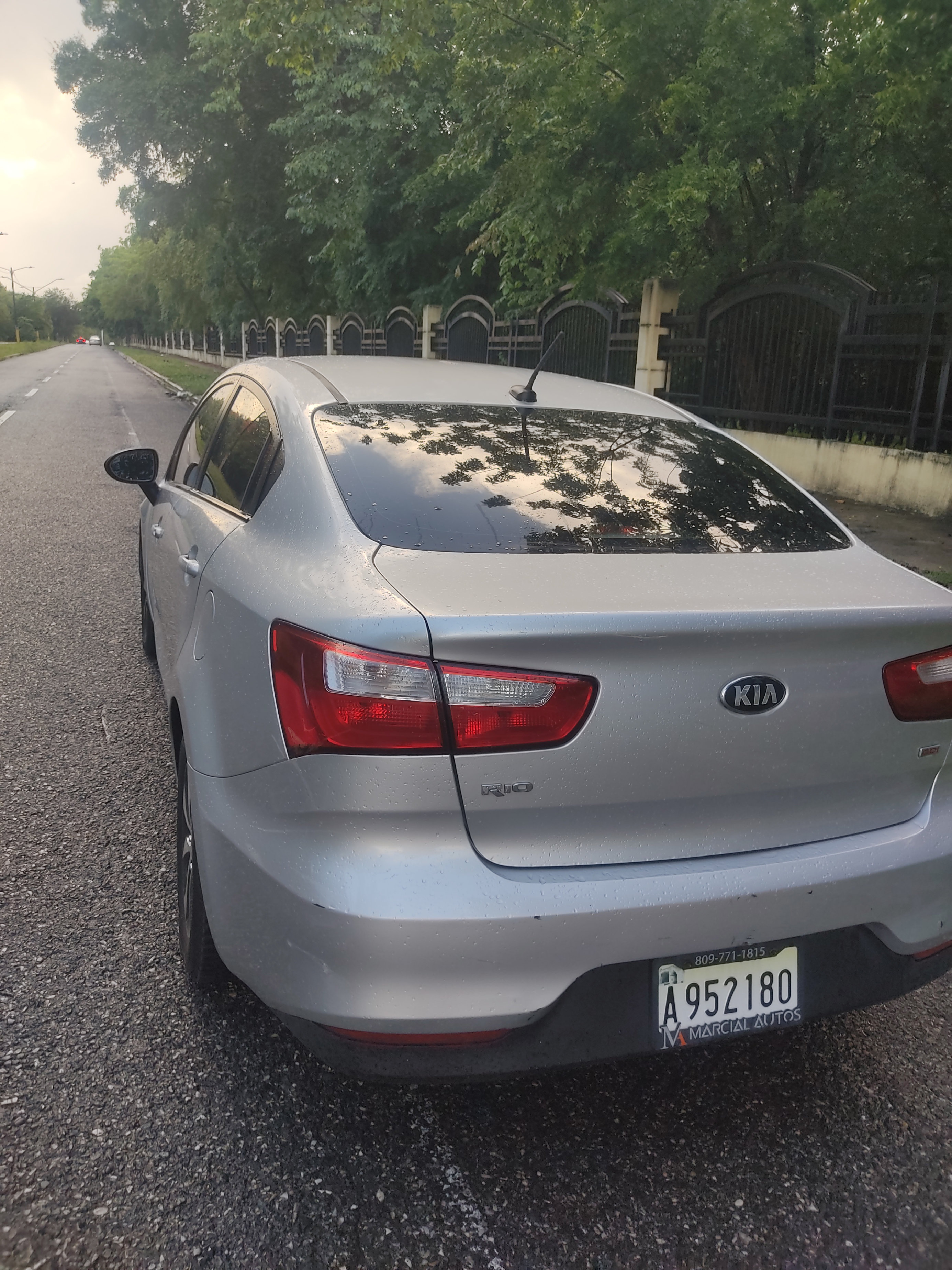 carros - vendo traspaso kia rio 2016 en  200 mil,,,  y paga 12,578 mensual  por 4 años 2