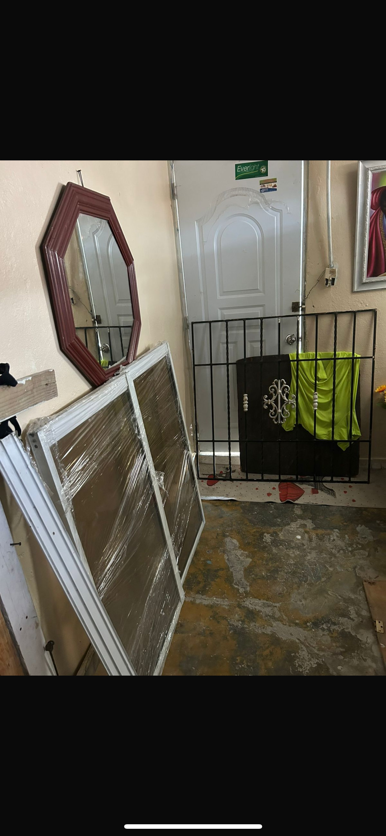 muebles y colchones - ventana de cristal más su hierro el material es muy bueno esta  nueva 0