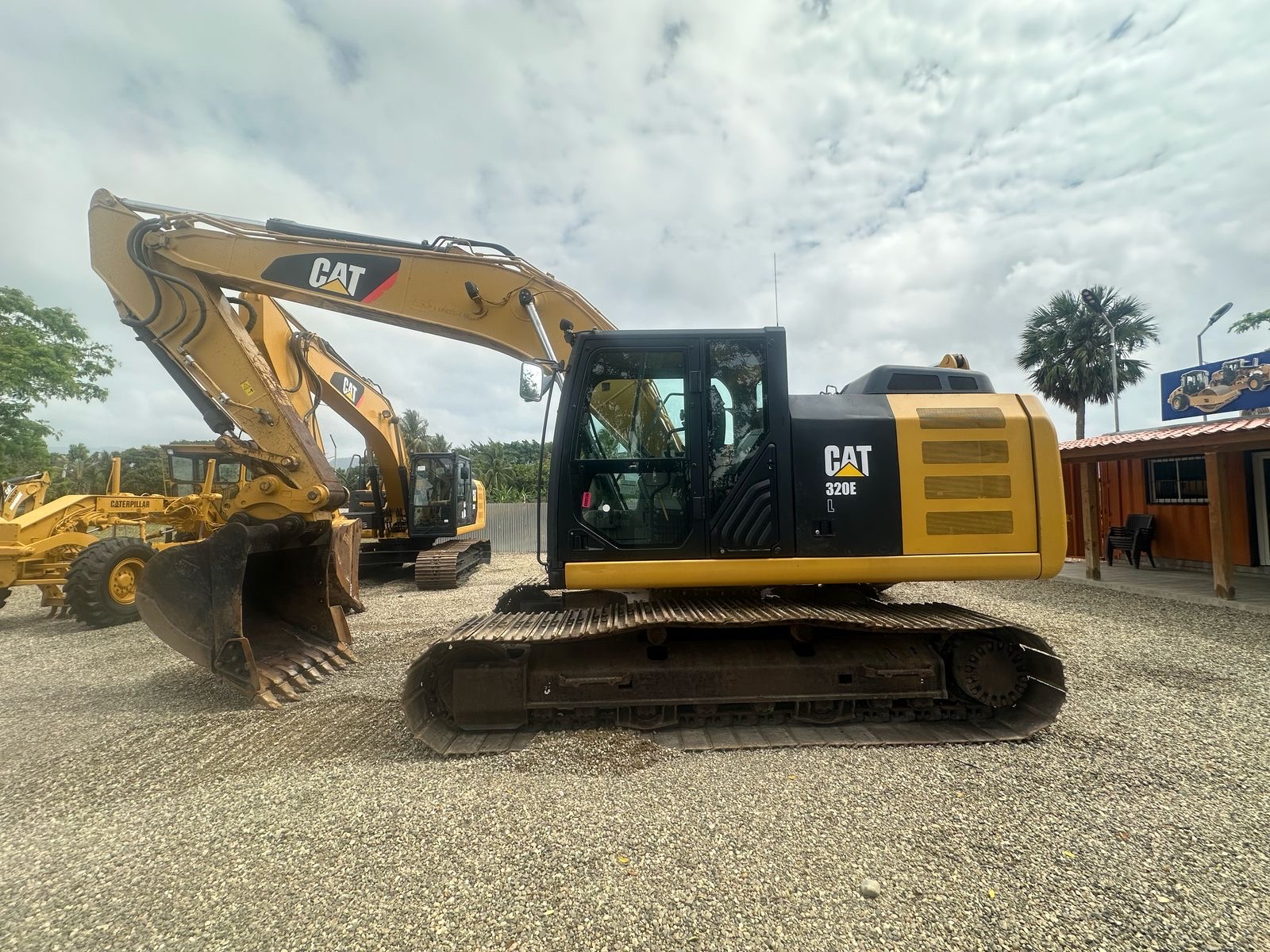 camiones y vehiculos pesados - 2013 Cat 320EL
 1