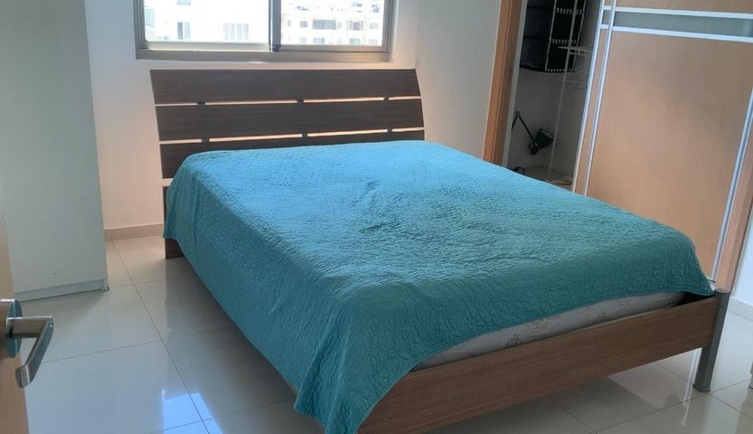 apartamentos - Apartamento en venta Evaristo Morales #24-872 piso medio, amplio, cuarto de serv 2